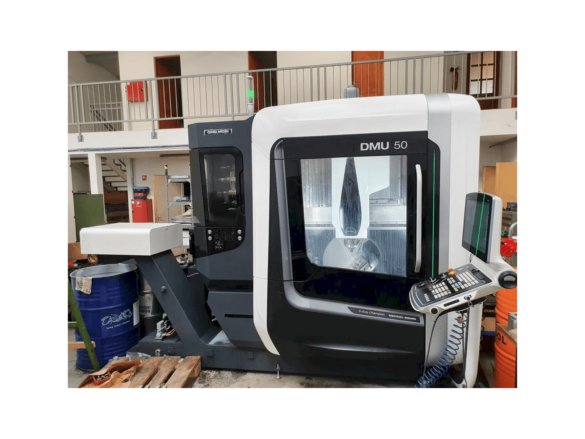 Frontansicht der DMG MORI DMU 50 Maschine