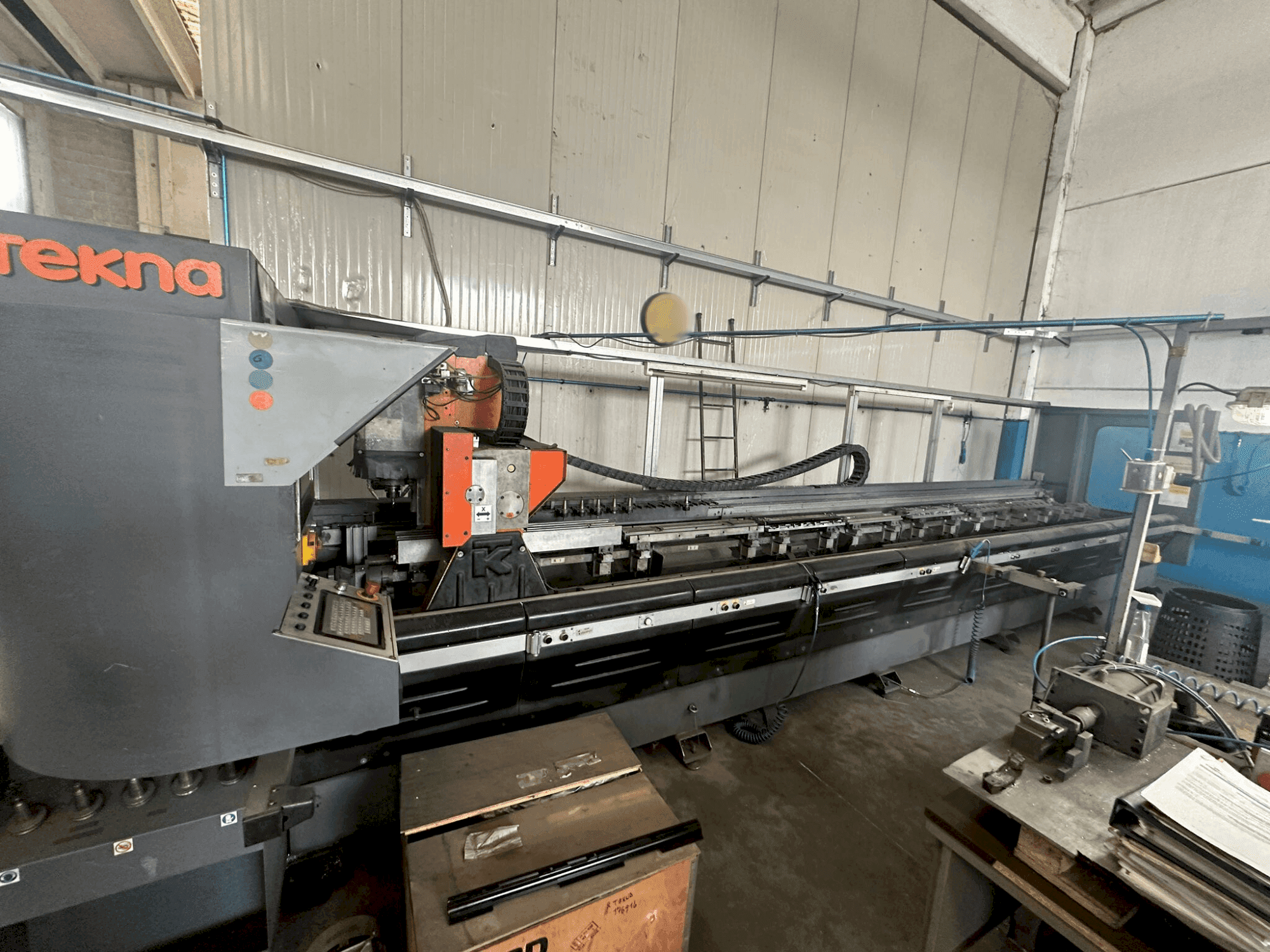 Frontansicht der Tekna Tk427/6 Maschine