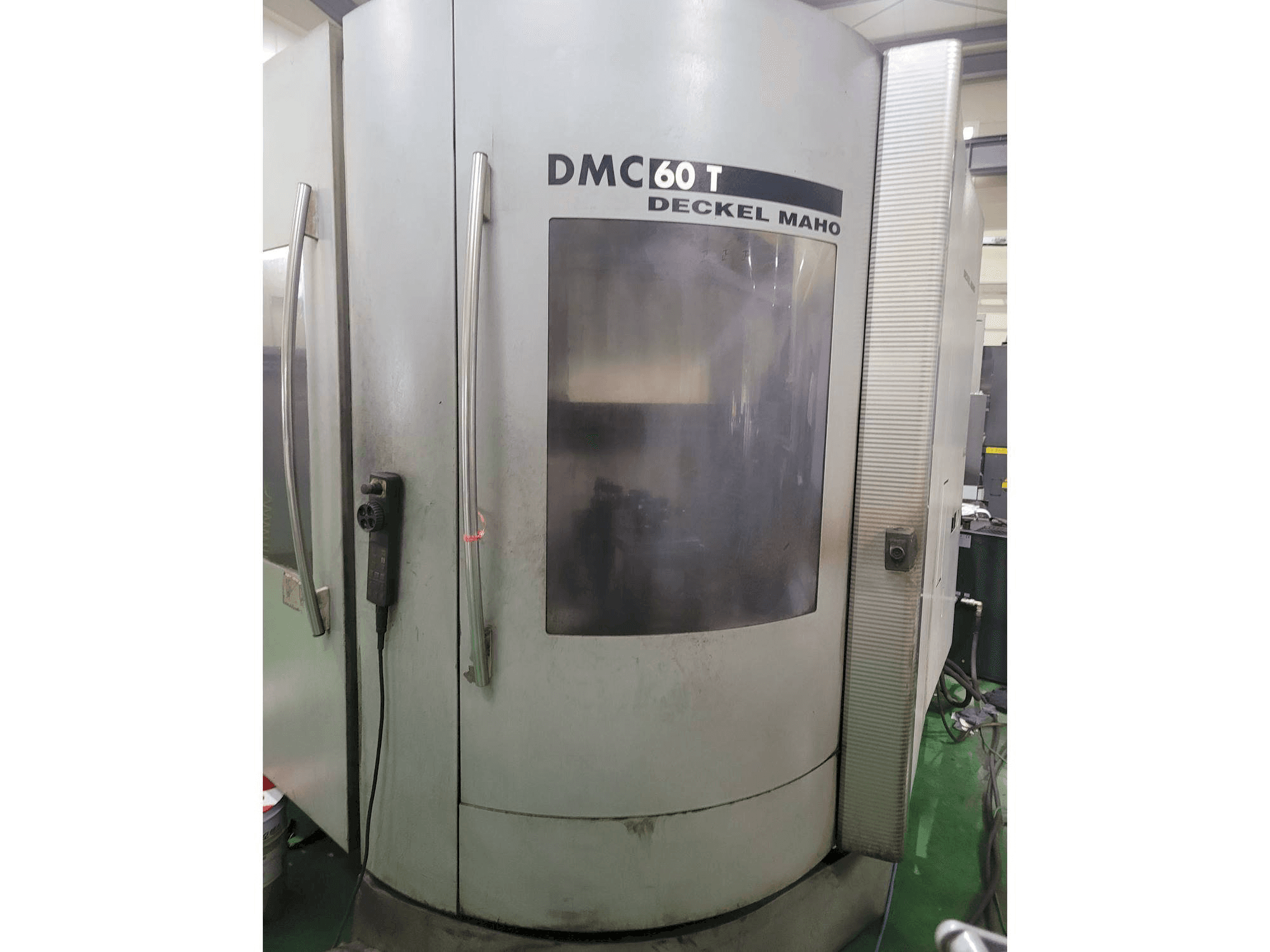 Frontansicht der DECKEL MAHO DMC 60 T Maschine