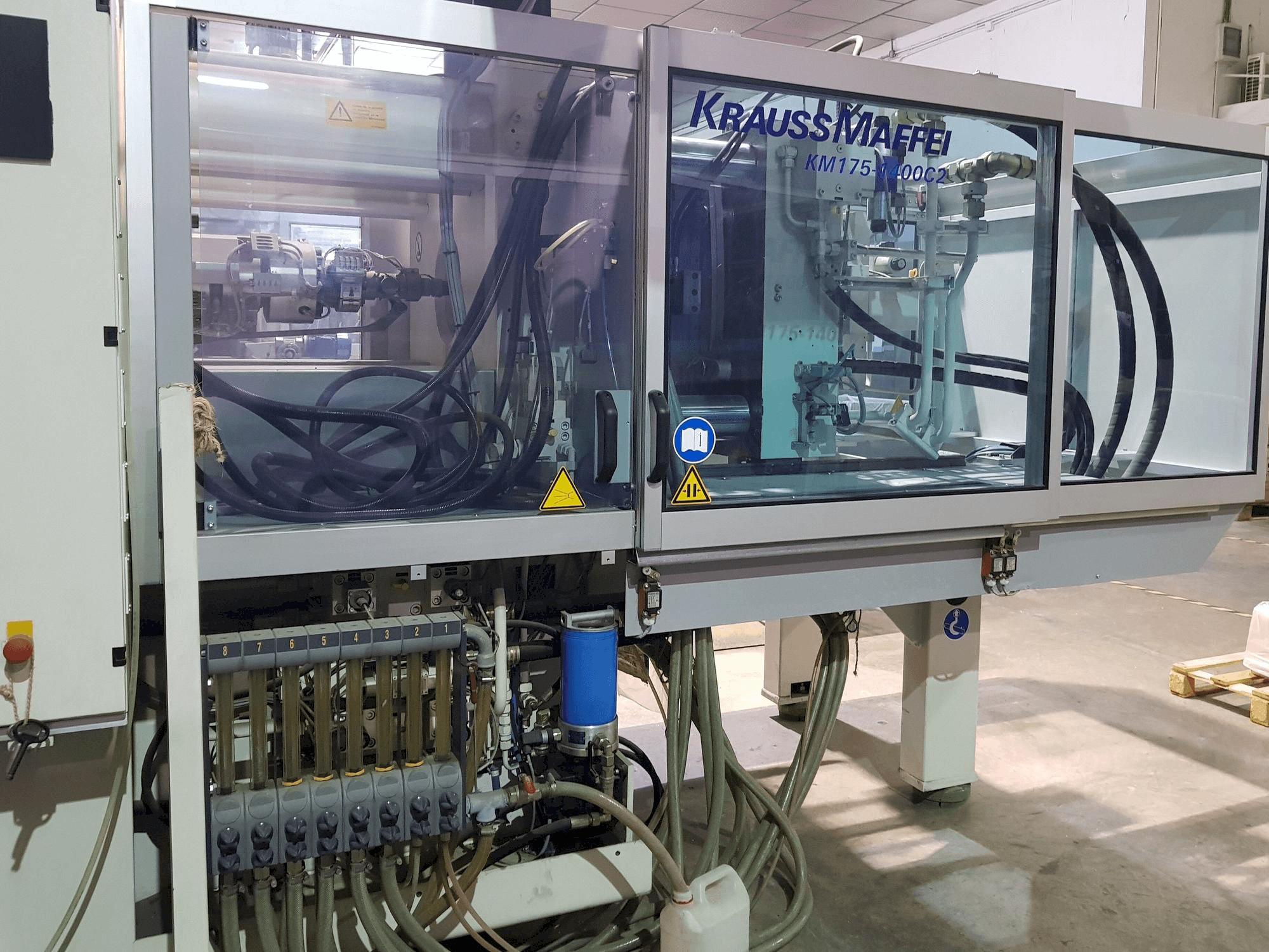 Frontansicht der Krauss Maffei 175-1400 C2 Maschine