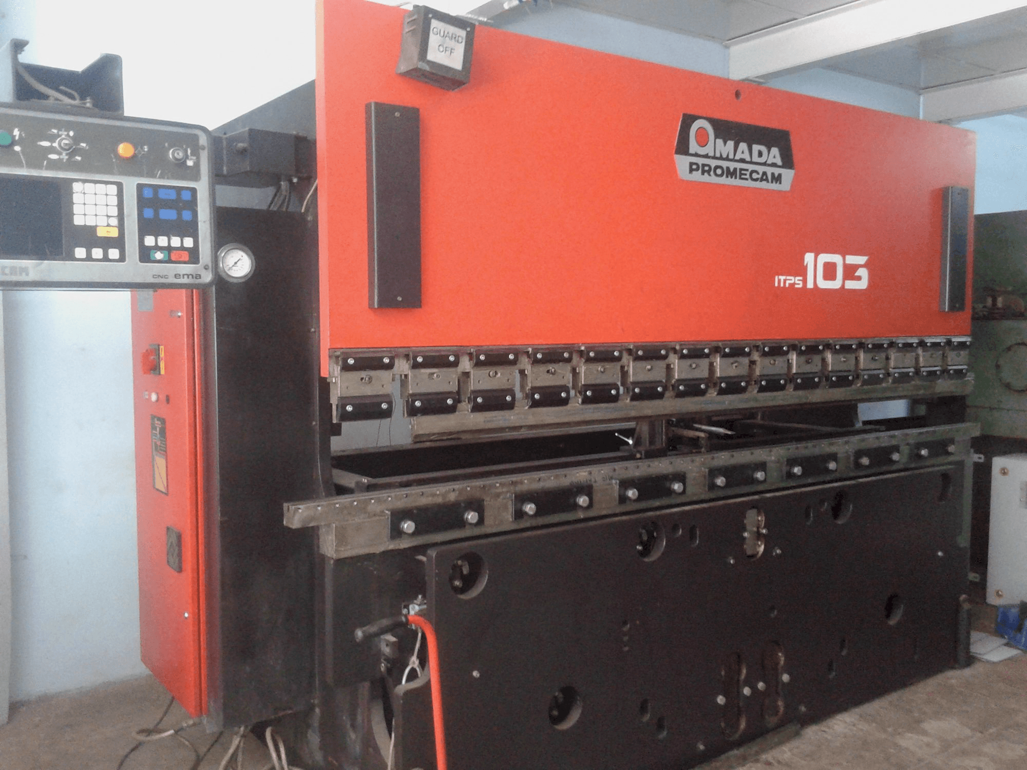 Linke Ansicht der AMADA ITPS 103 Maschine