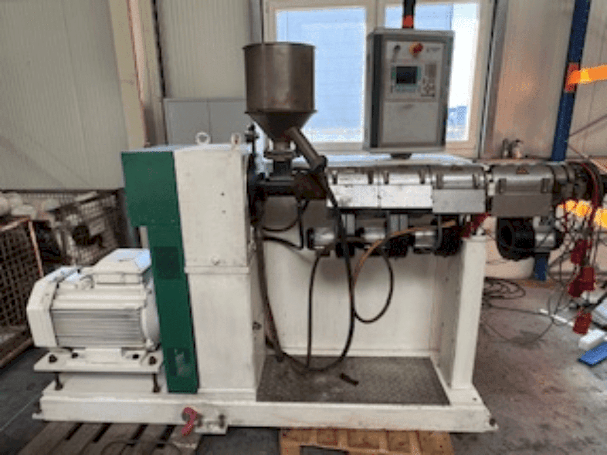 Frontansicht der KUHNE KS45-24D Maschine