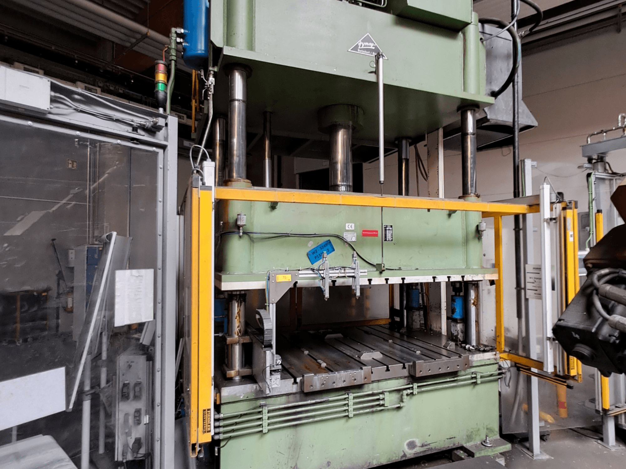 Metallpresse HS 4 160-K von „Other“, Vorderansicht, mit großem grünem Rahmen, Hydraulikzylindern und Schutzvorrichtungen.