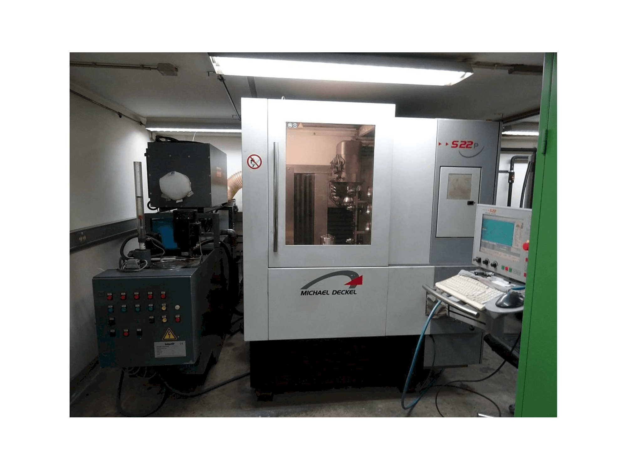 Frontansicht der Michael Deckel S22 P Maschine