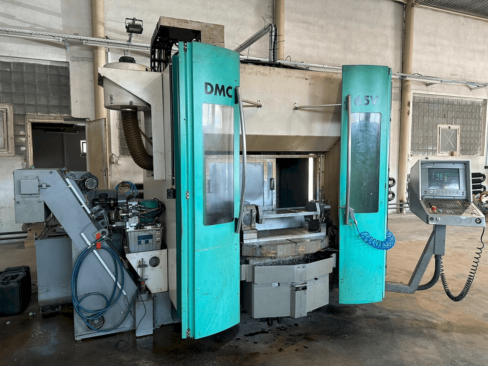 Frontansicht der DECKEL MAHO DMC 65V Maschine