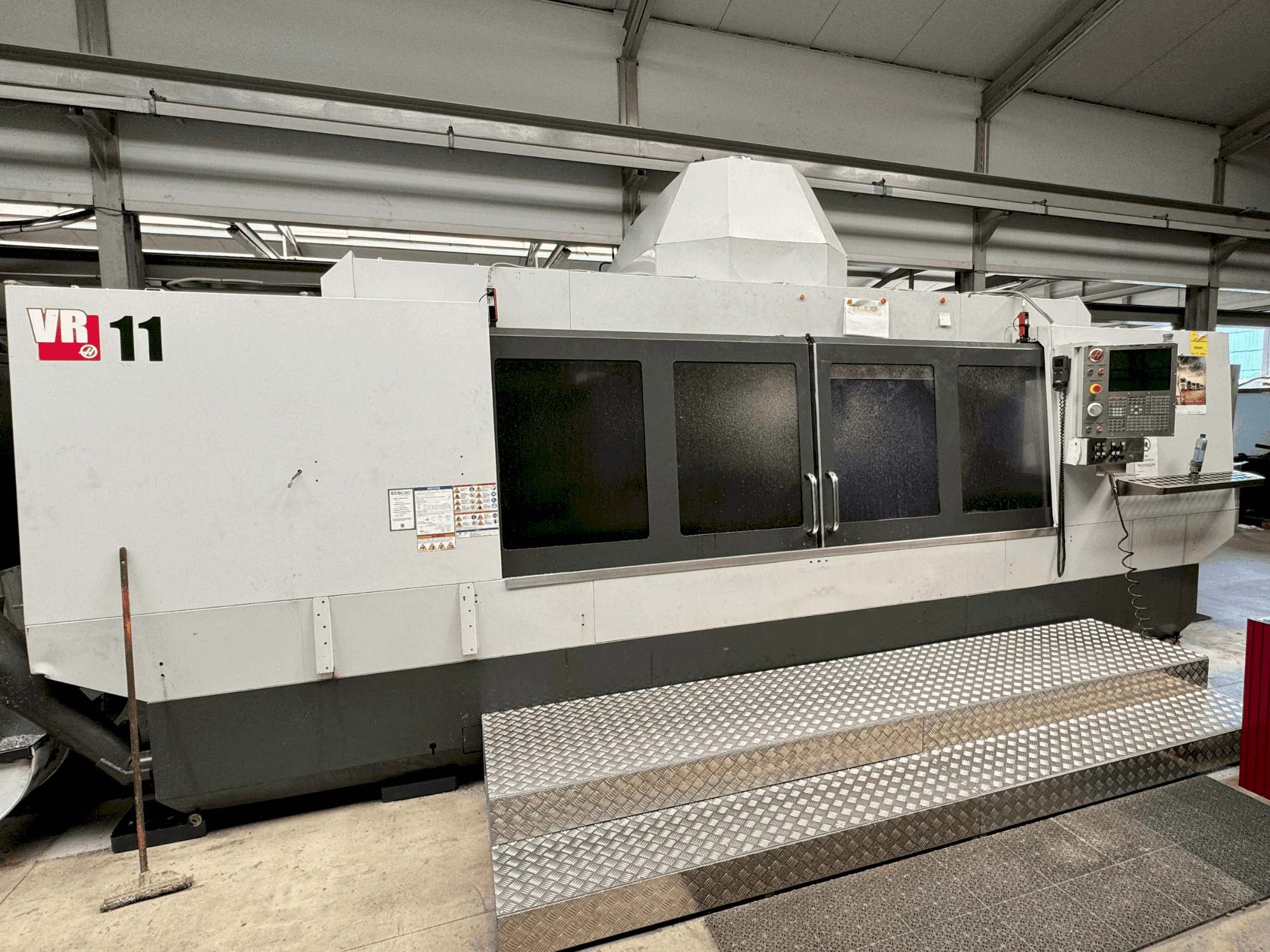 Frontansicht der HAAS VR-11 Maschine