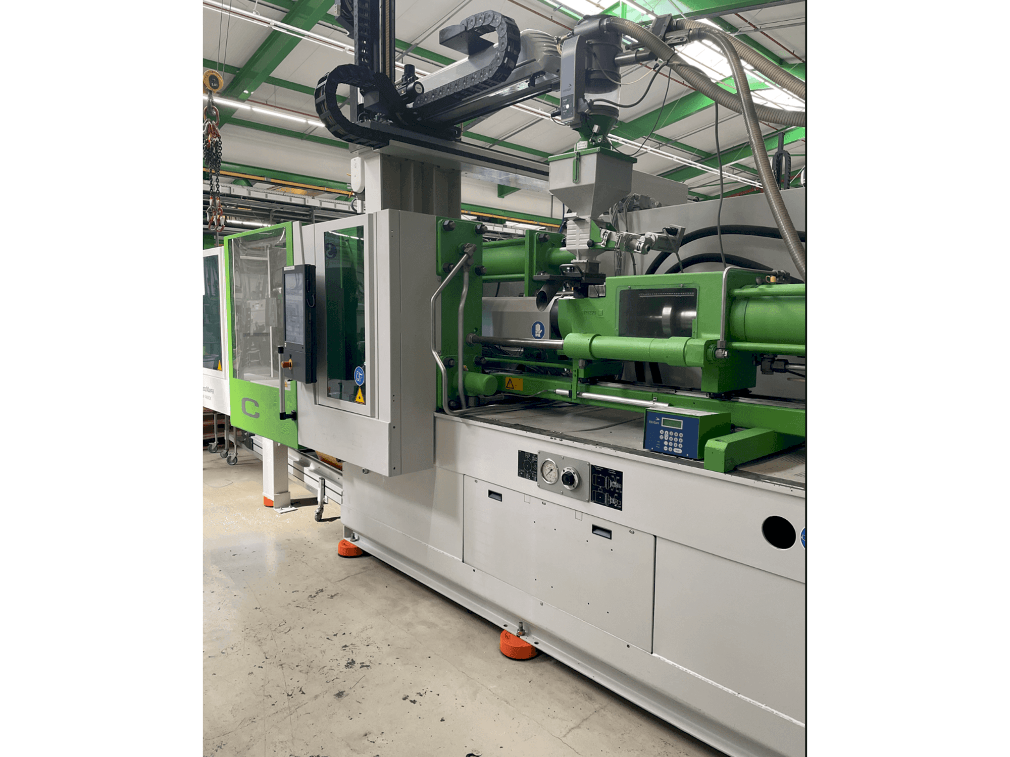 Frontansicht der Krauss Maffei KM 200-1400CM Maschine