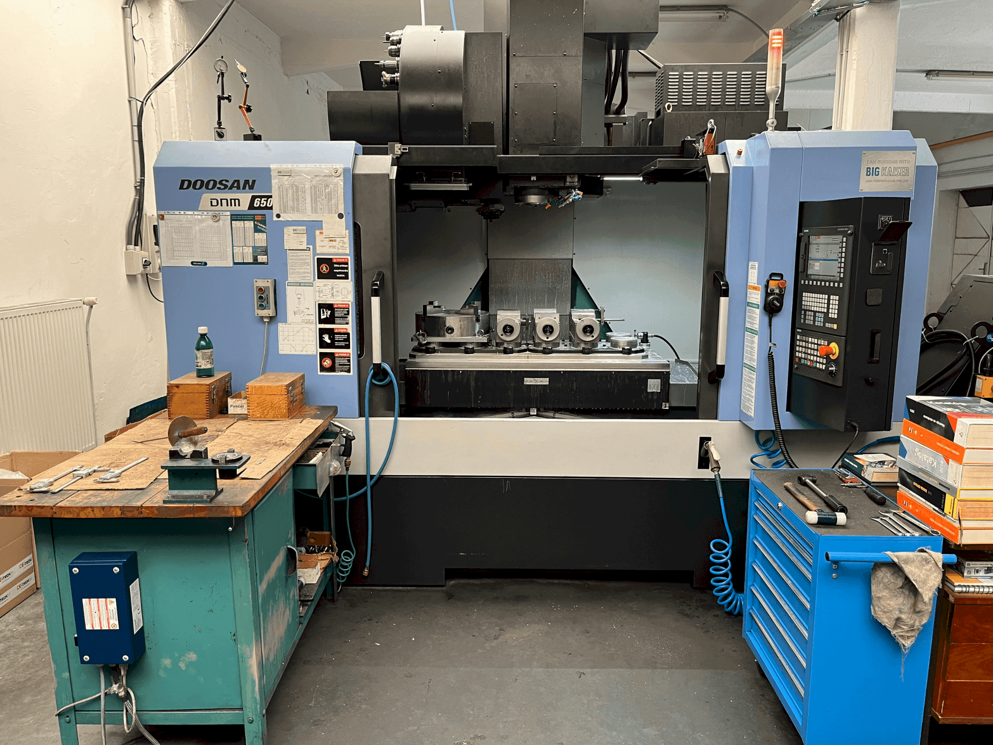 Frontansicht der DOOSAN DNM 650 II Maschine