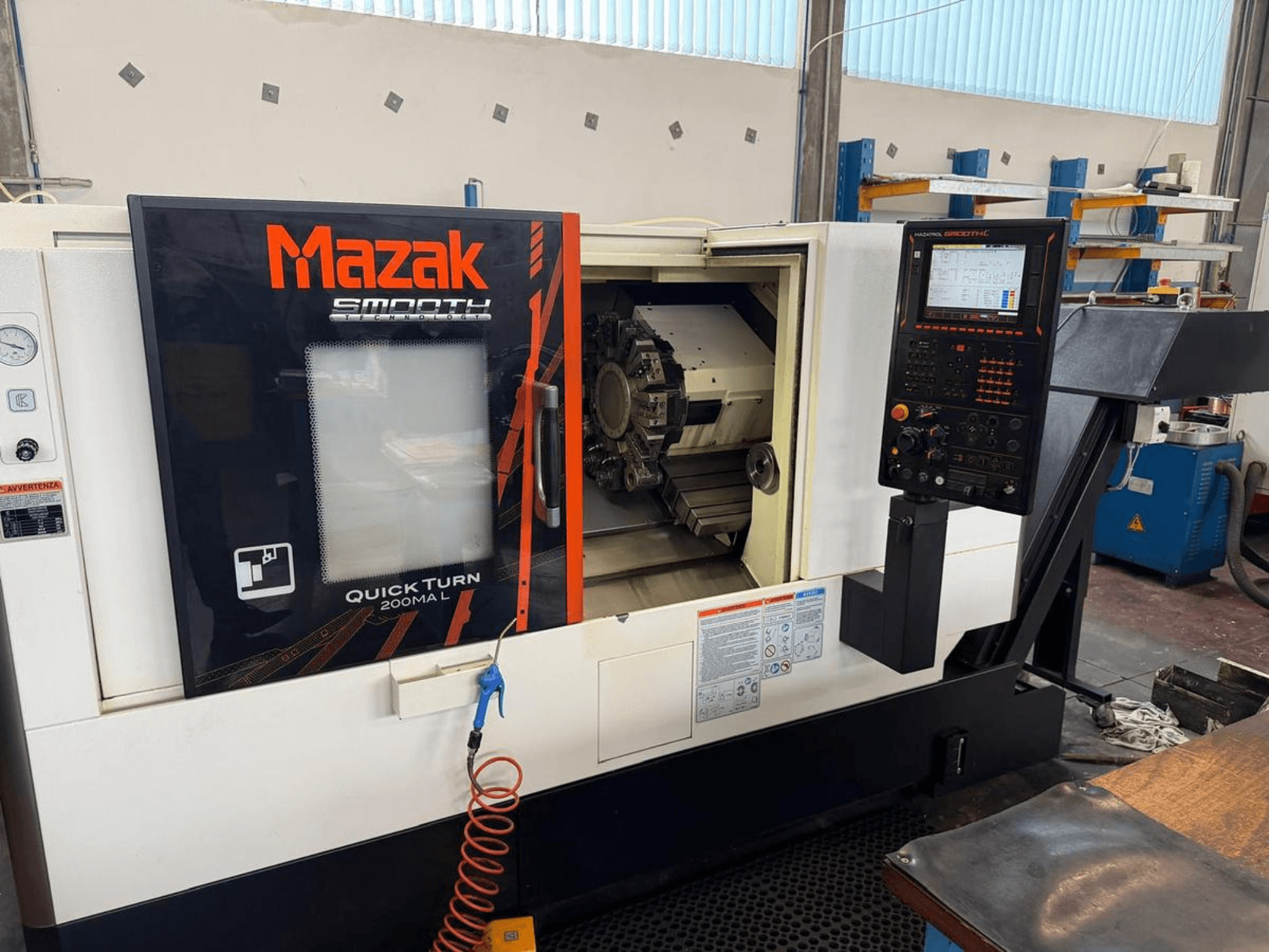 Mazak QUICK TURN 200MA L Horizontaldrehmaschine, Frontansicht mit Bedienfeld und Bearbeitungsraum.