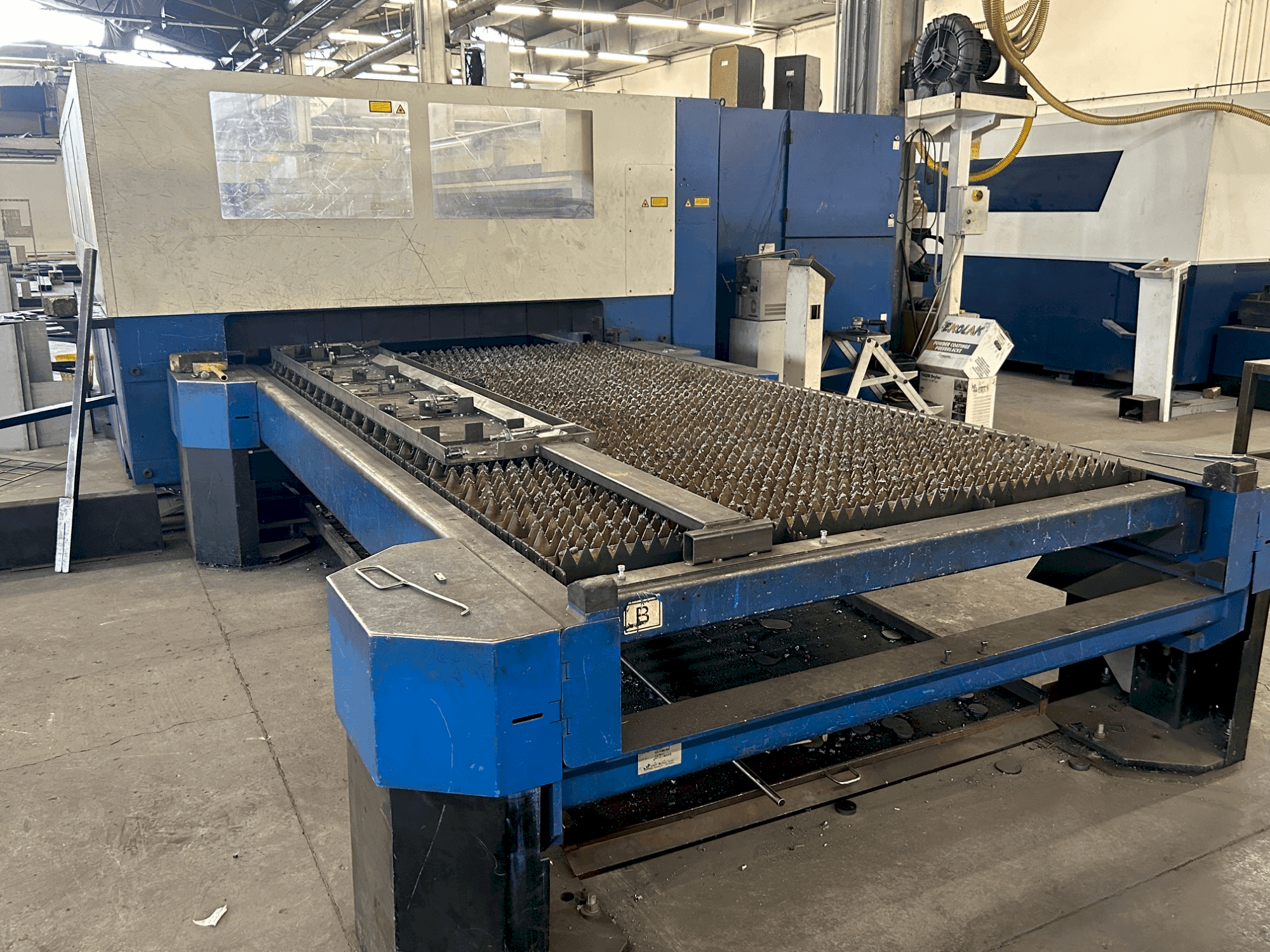 Frontansicht der TRUMPF trulaser 3030 (2007) Maschine