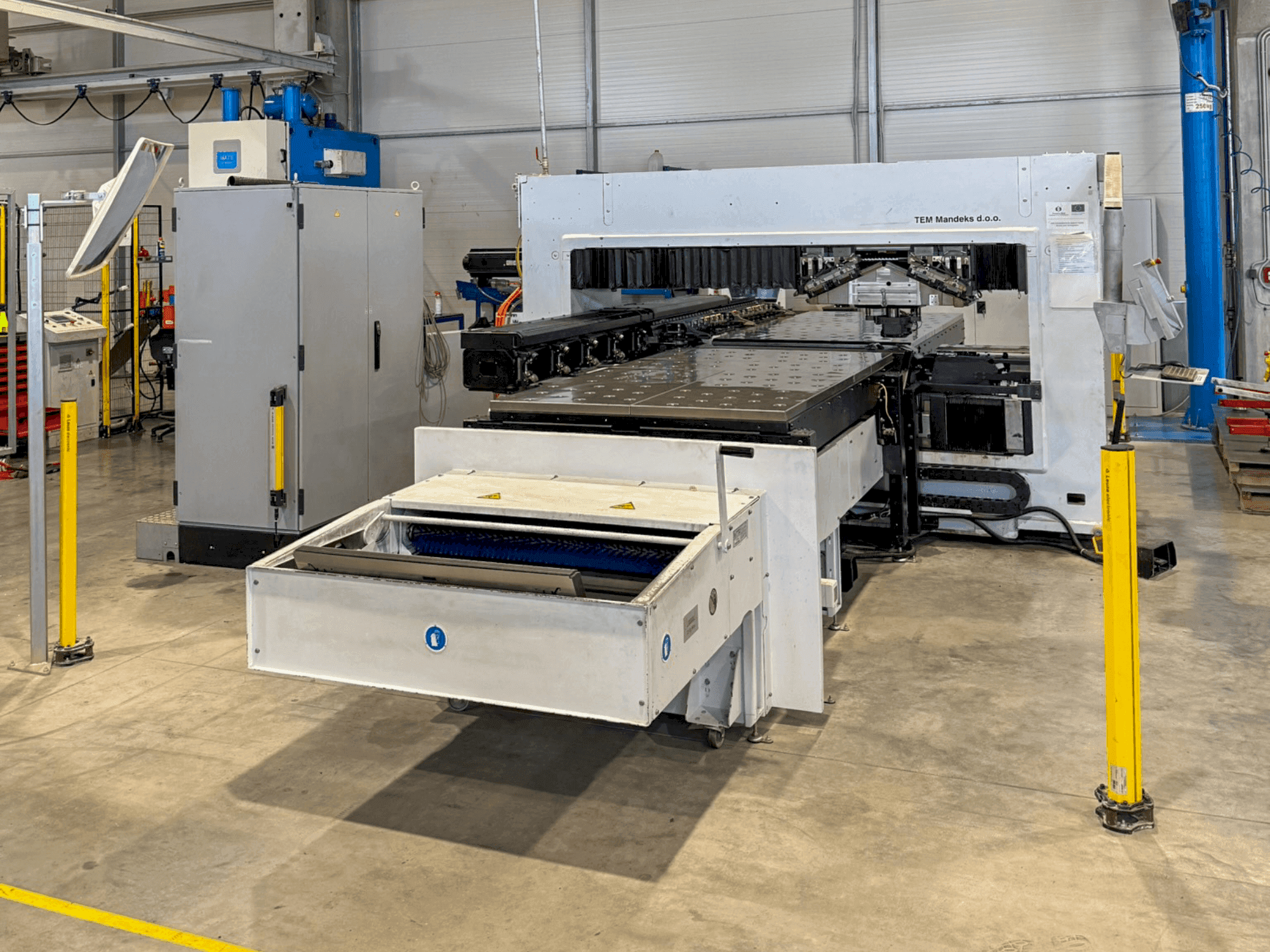 Frontansicht der TRUMPF TruPunch 1000 (S19) Maschine