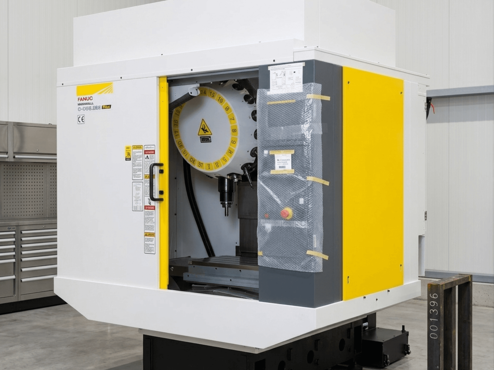 FANUC Robodrill D21MIB 5ADV Plus vertikales Bearbeitungszentrum, Vorderansicht mit Bedienfeld und Spindelbereich.