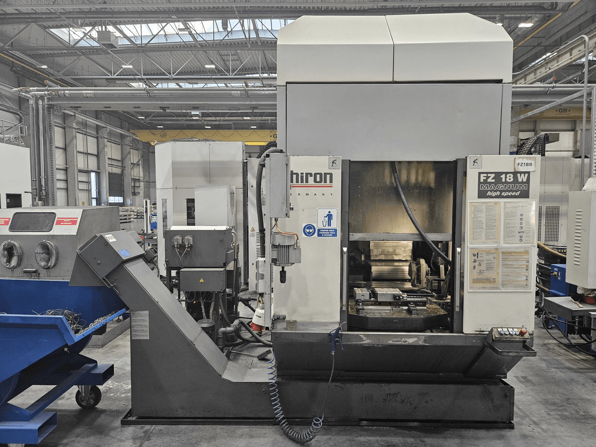 Hiron FZ 18 W Magnum, Vorderansicht, mit Bedienfeld, Spindel und angebautem Abfallschacht.
