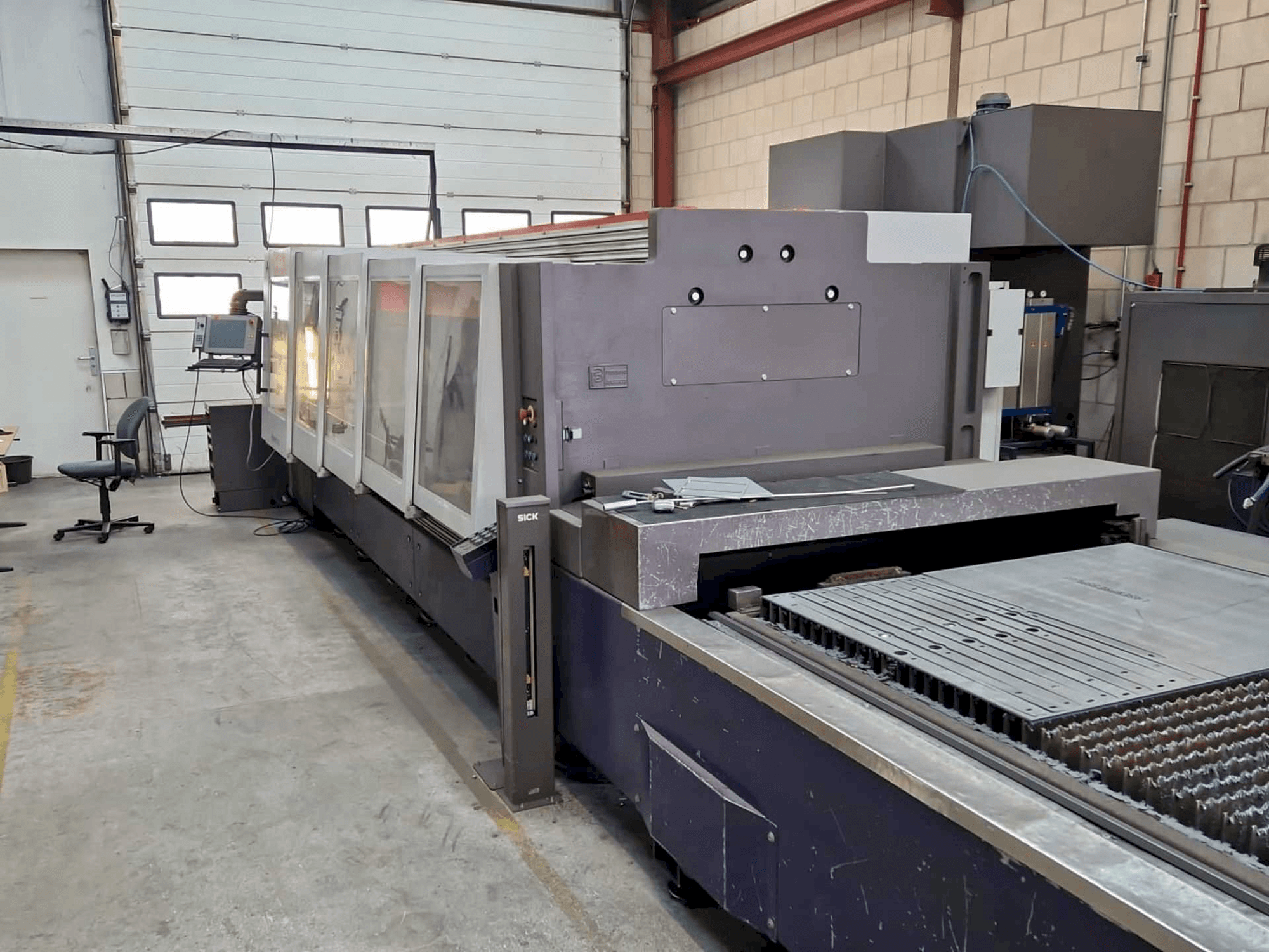 Frontansicht der Bystronic BySpeed 3015 Maschine
