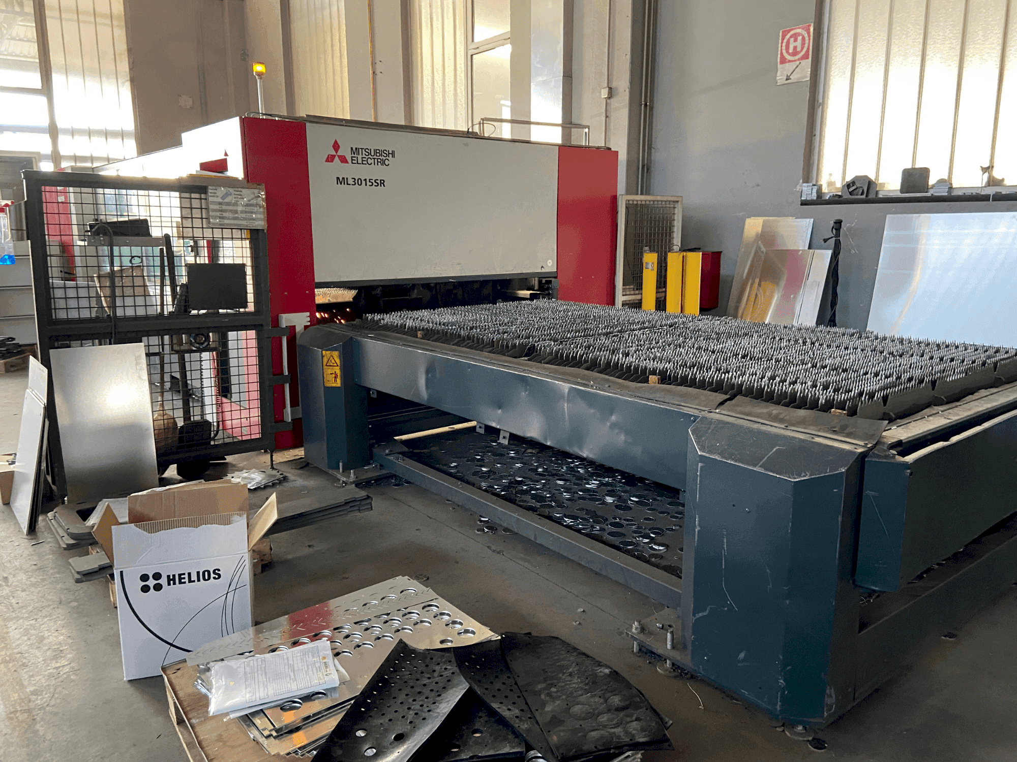 Frontansicht der Mitsubishi ML 3015 SR Maschine