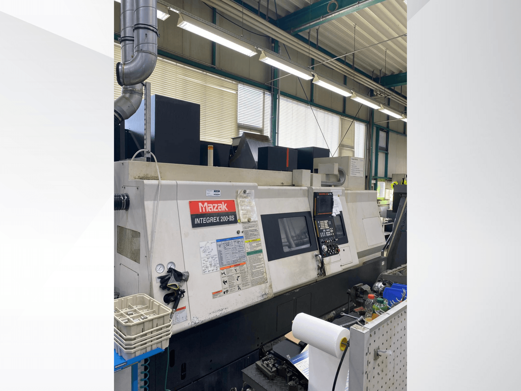 Mazak INTEGREX 200 III S Dreh-Fräszentrum, Seitenansicht, mit Blick auf das Bedienfeld, die Messgeräte und die Werkzeuge im Arbeitsbereich.
