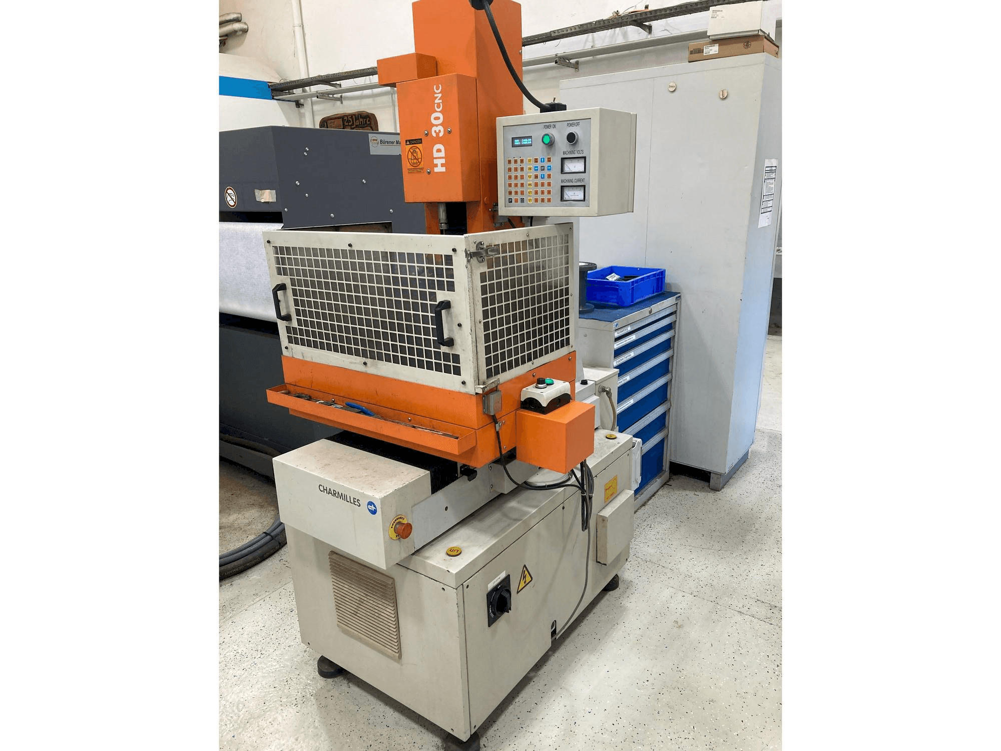 Frontansicht der CHARMILLES HD30CNC Maschine