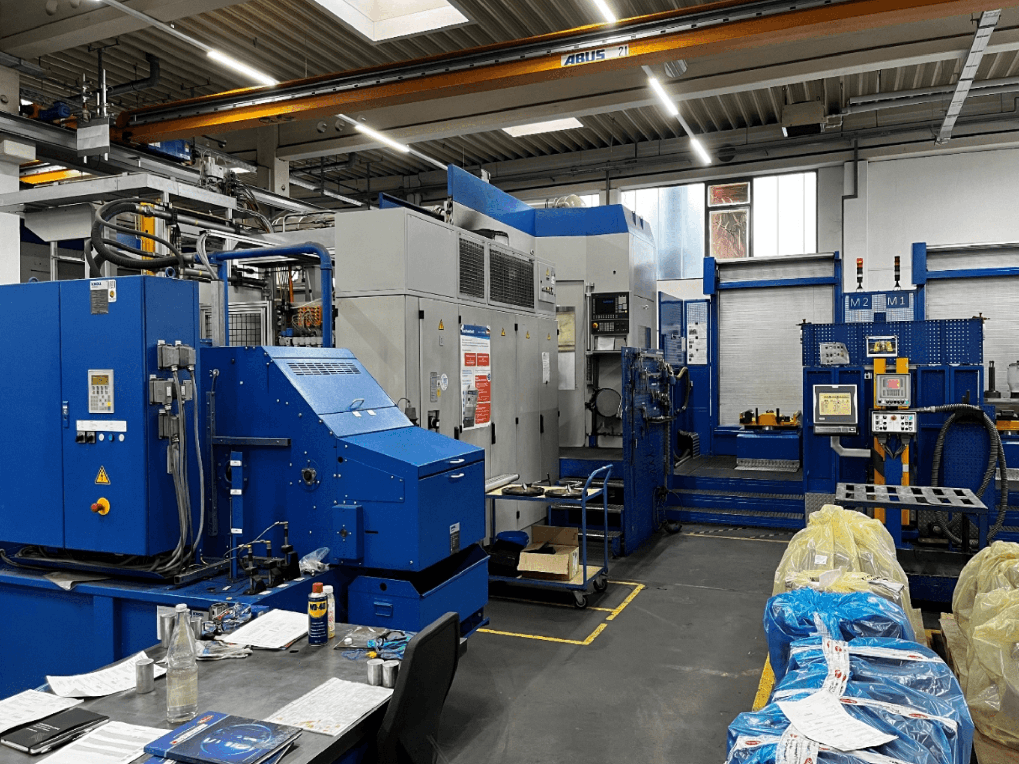 Horizontales Bearbeitungszentrum BW MCX750 M1, Vorderansicht mit Bedienfeld und Arbeitsbereich mit Werkzeugen und Materialien.