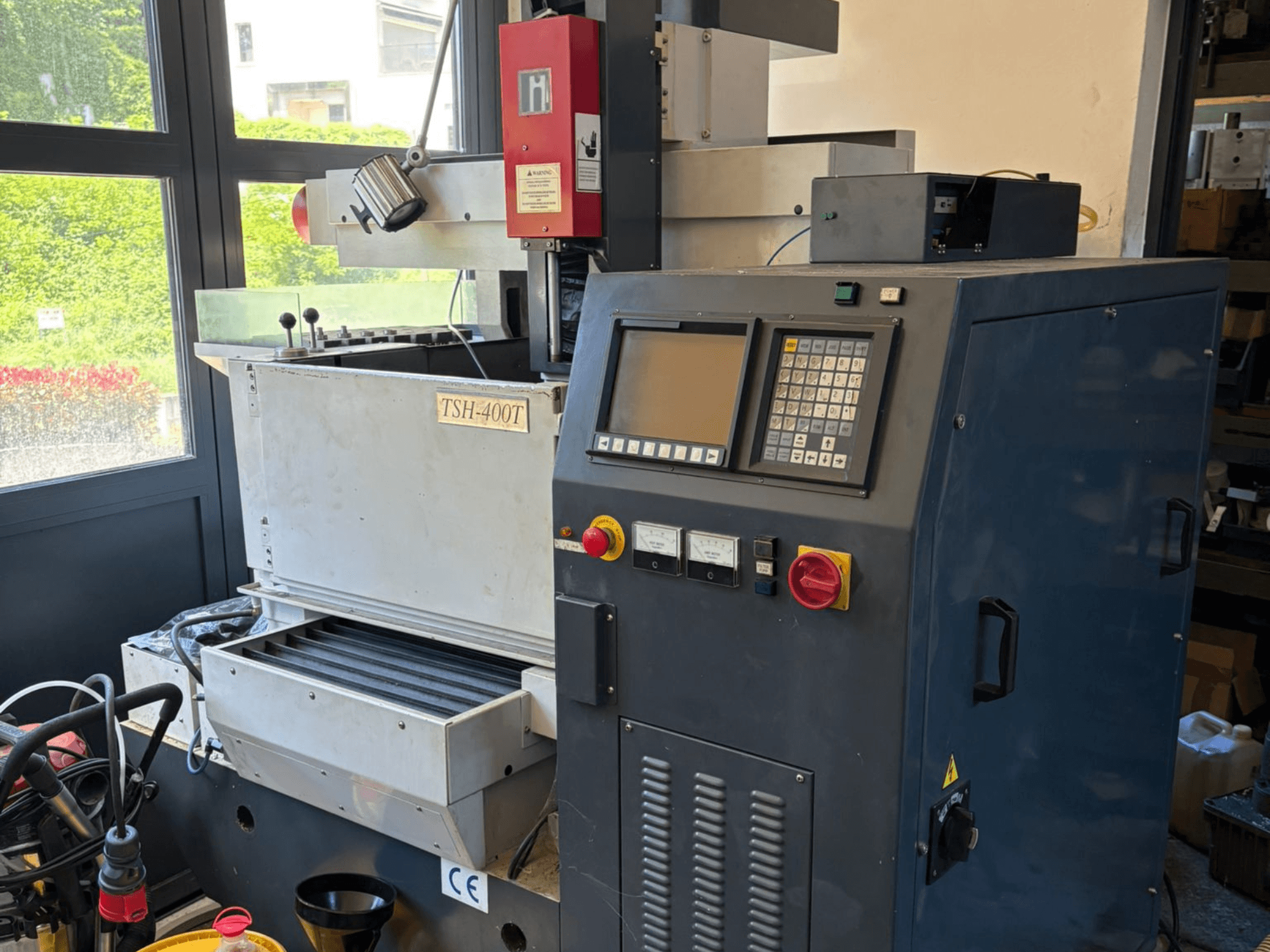 Draufsicht auf die Senkerodiermaschine TOPEDM TSH-400T mit Blick auf das Bedienfeld und den Arbeitsbereich. Geeignet für Präzisionsaufgaben.