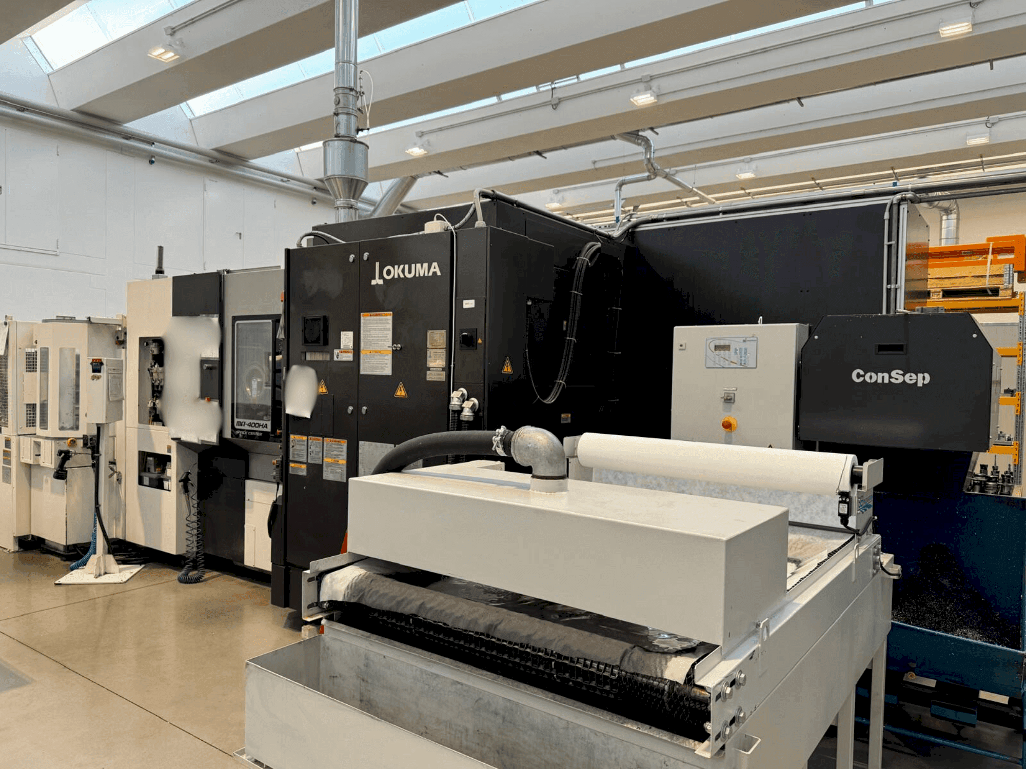 Frontansicht der Okuma MA-400HA Maschine