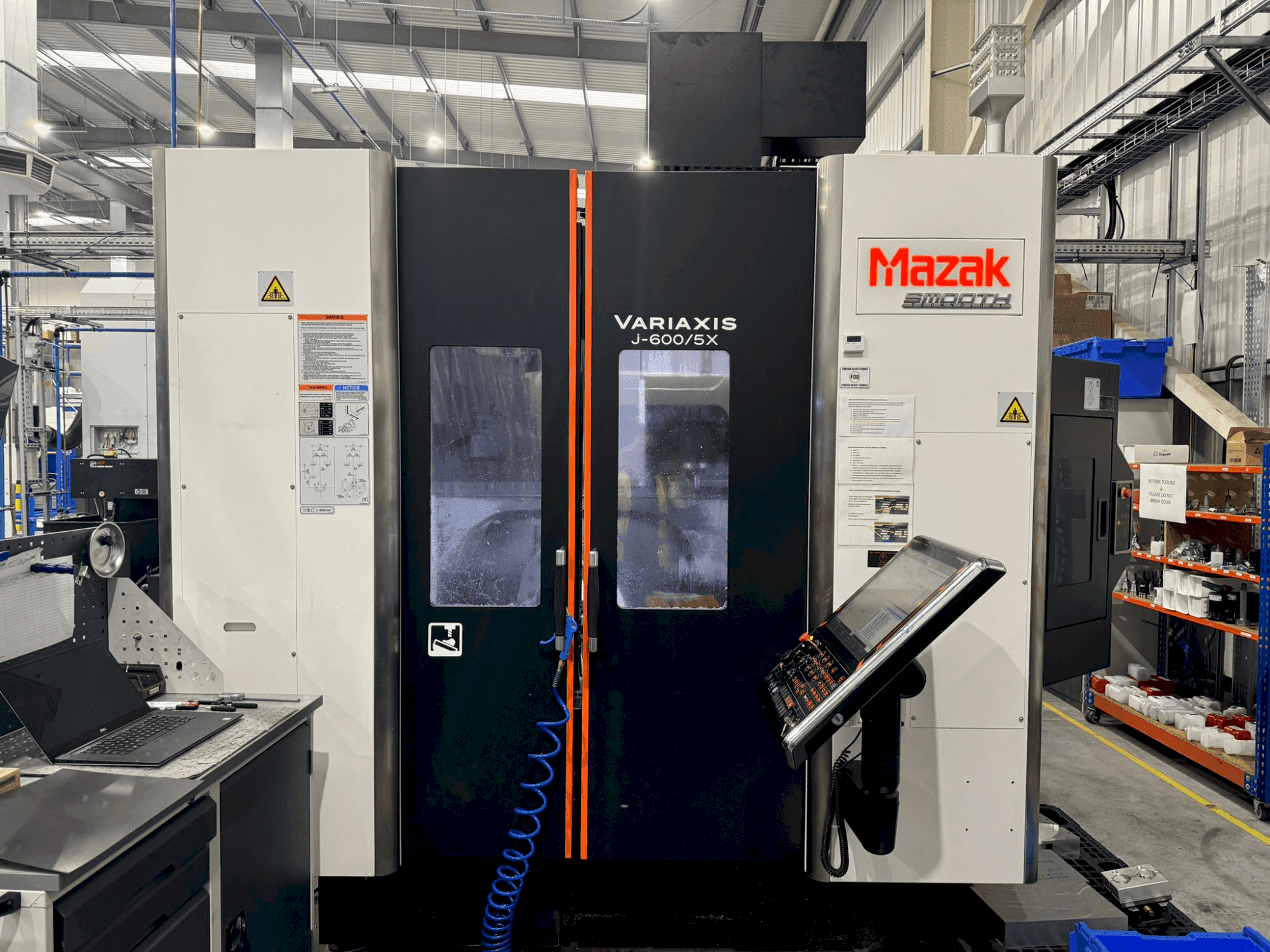 Frontansicht der Mazak Variaxis J-600 Maschine