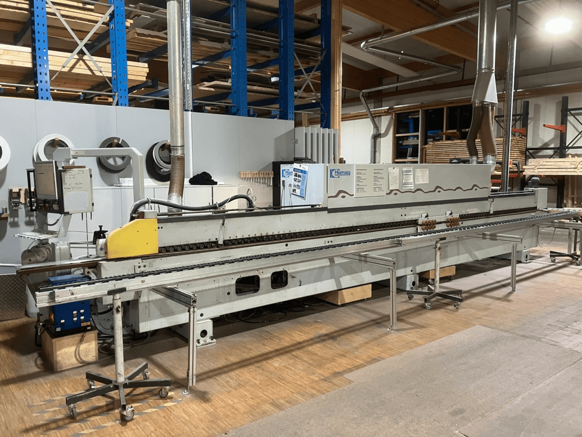 HOMAG Optimat KL 78/A20/S2 Kantenanleimmaschine in Seitenansicht, mit Bedienfeld, Förderband und Absauganlage.