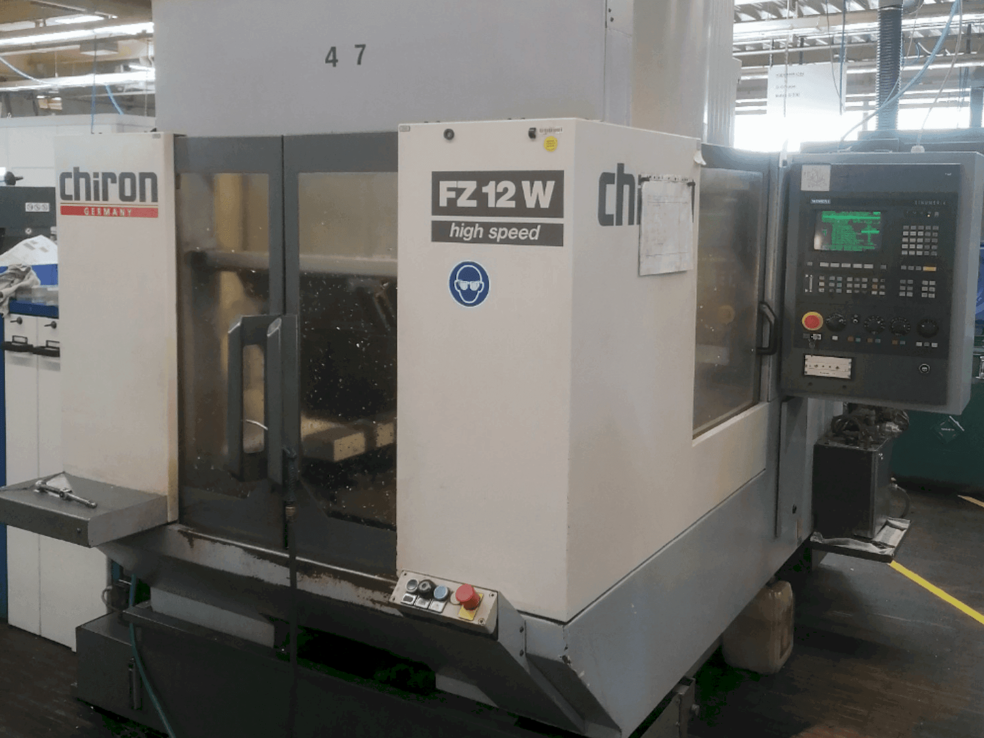 Frontansicht der CHIRON FZ 12 W Maschine