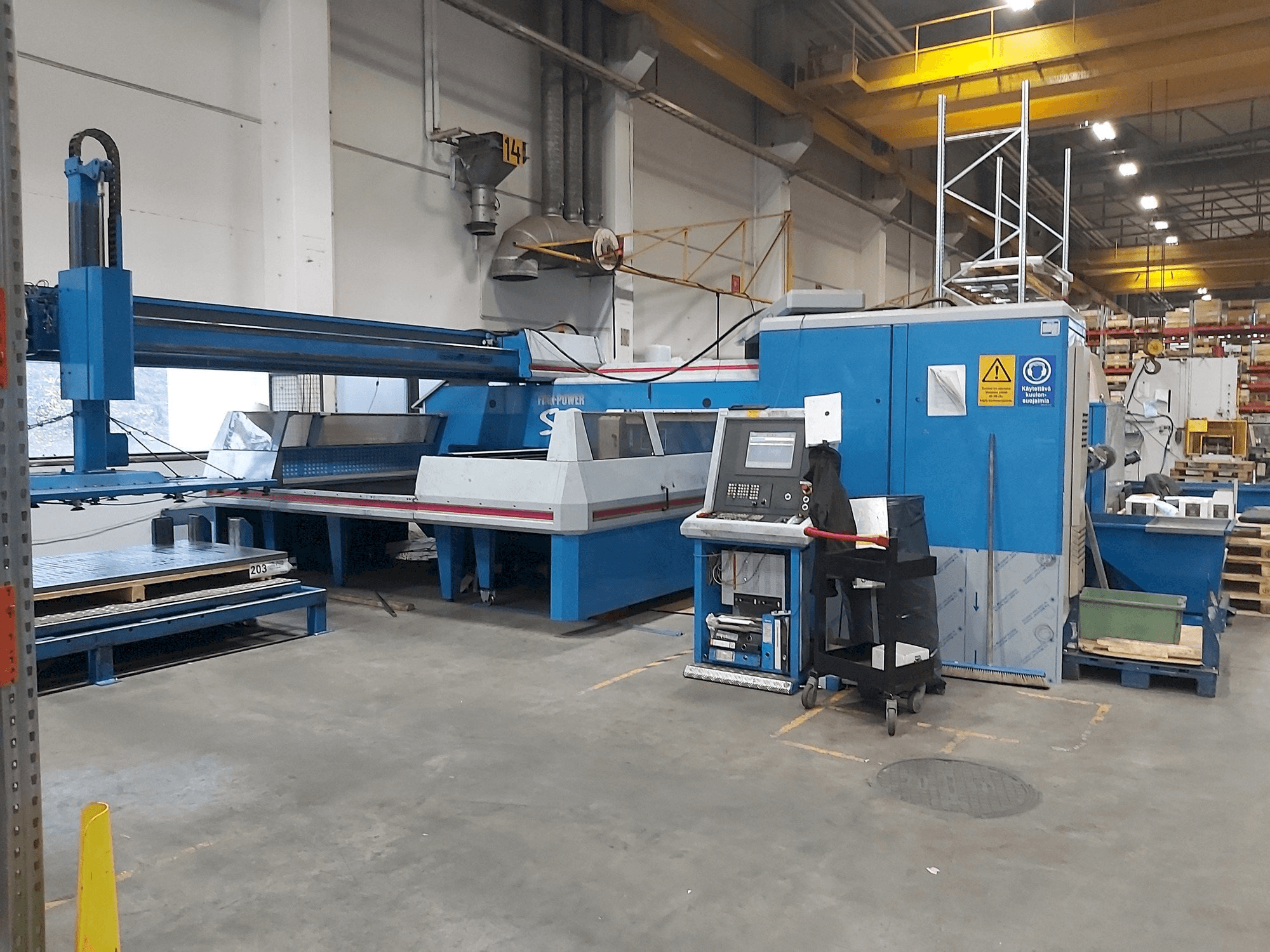 Frontansicht der Finn-Power SG6 Maschine