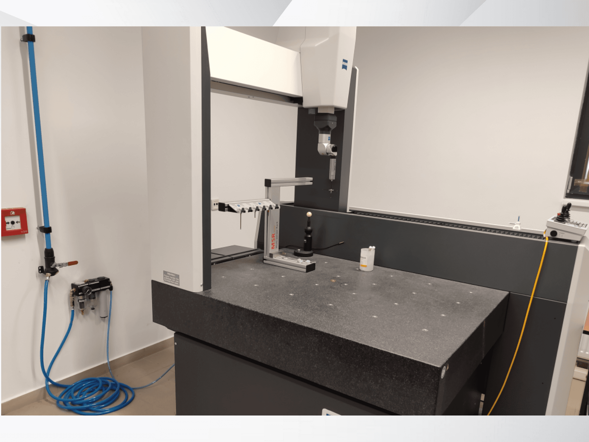 MSR-Messgerät in einem Labor, Vorderansicht mit Granittisch, Kalibrierkugel und angeschlossenen Hilfsmitteln.