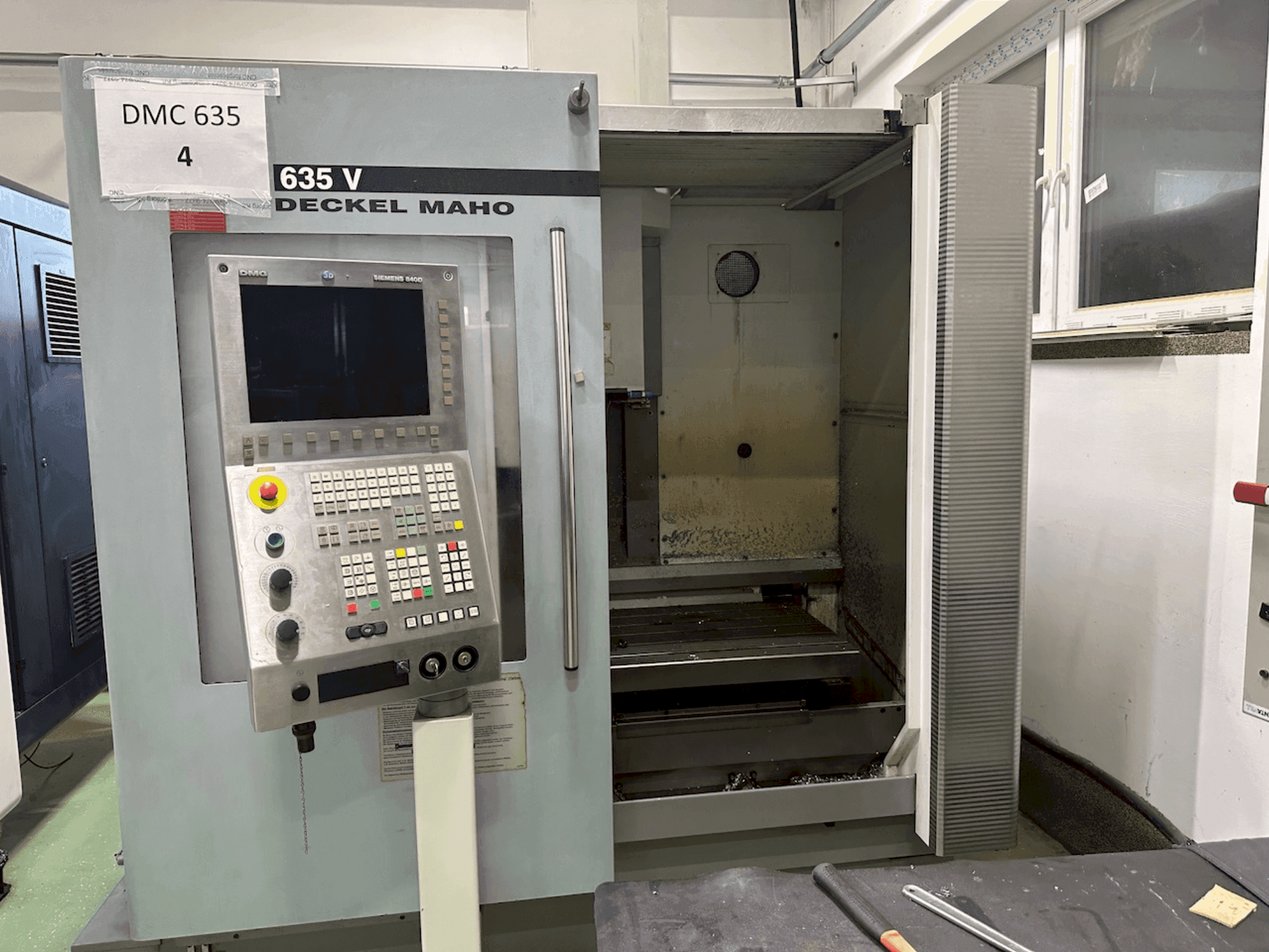 Frontansicht der DECKEL MAHO DMC 635 V Maschine