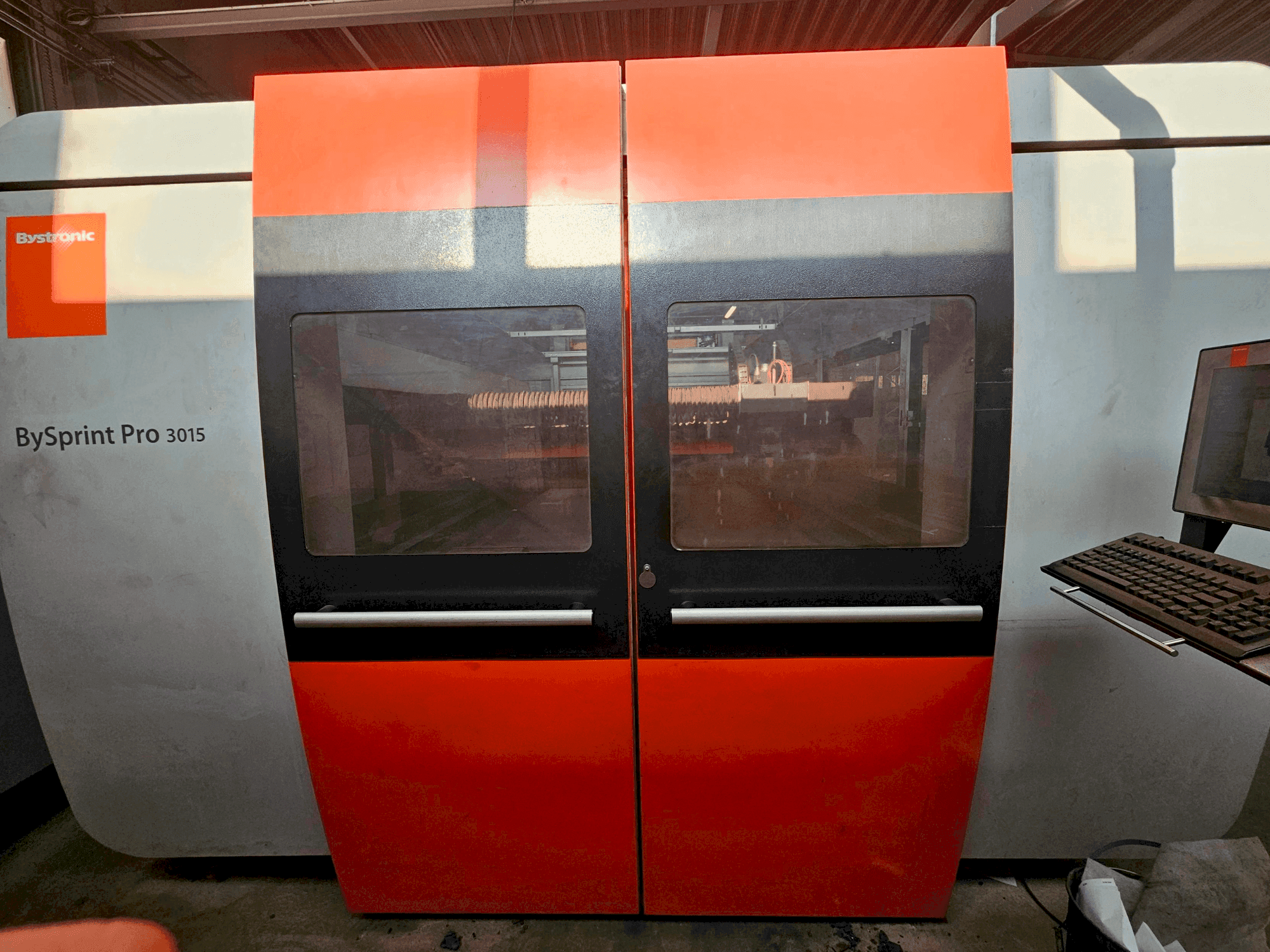 Frontansicht der Bystronic Bysprint Pro 3015 Maschine