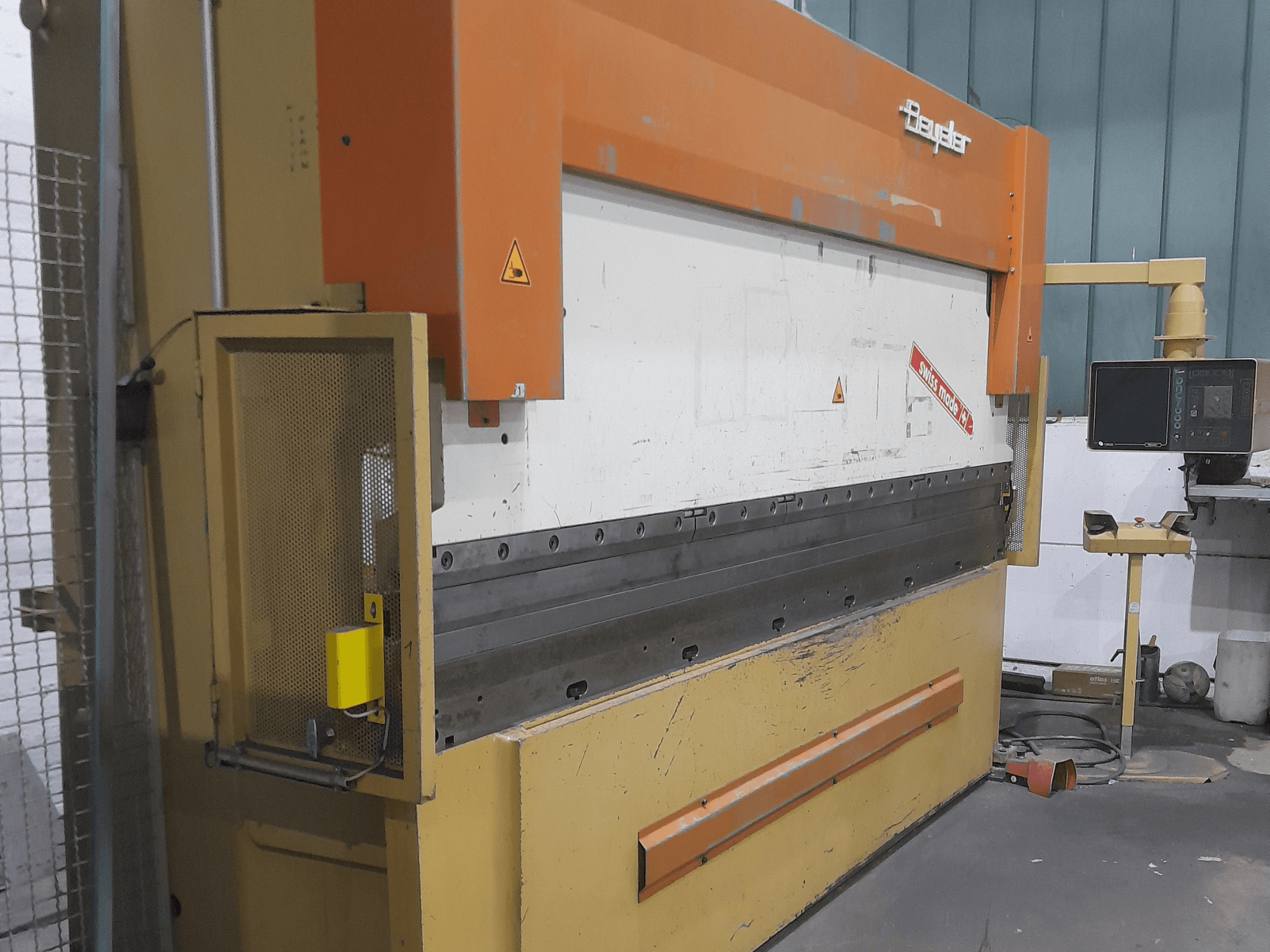 BEYELER RT125x3600 Abkantpresse in der Seitenansicht, mit Bedienpult und Schutzvorrichtung, ideal für Metallbiegearbeiten.