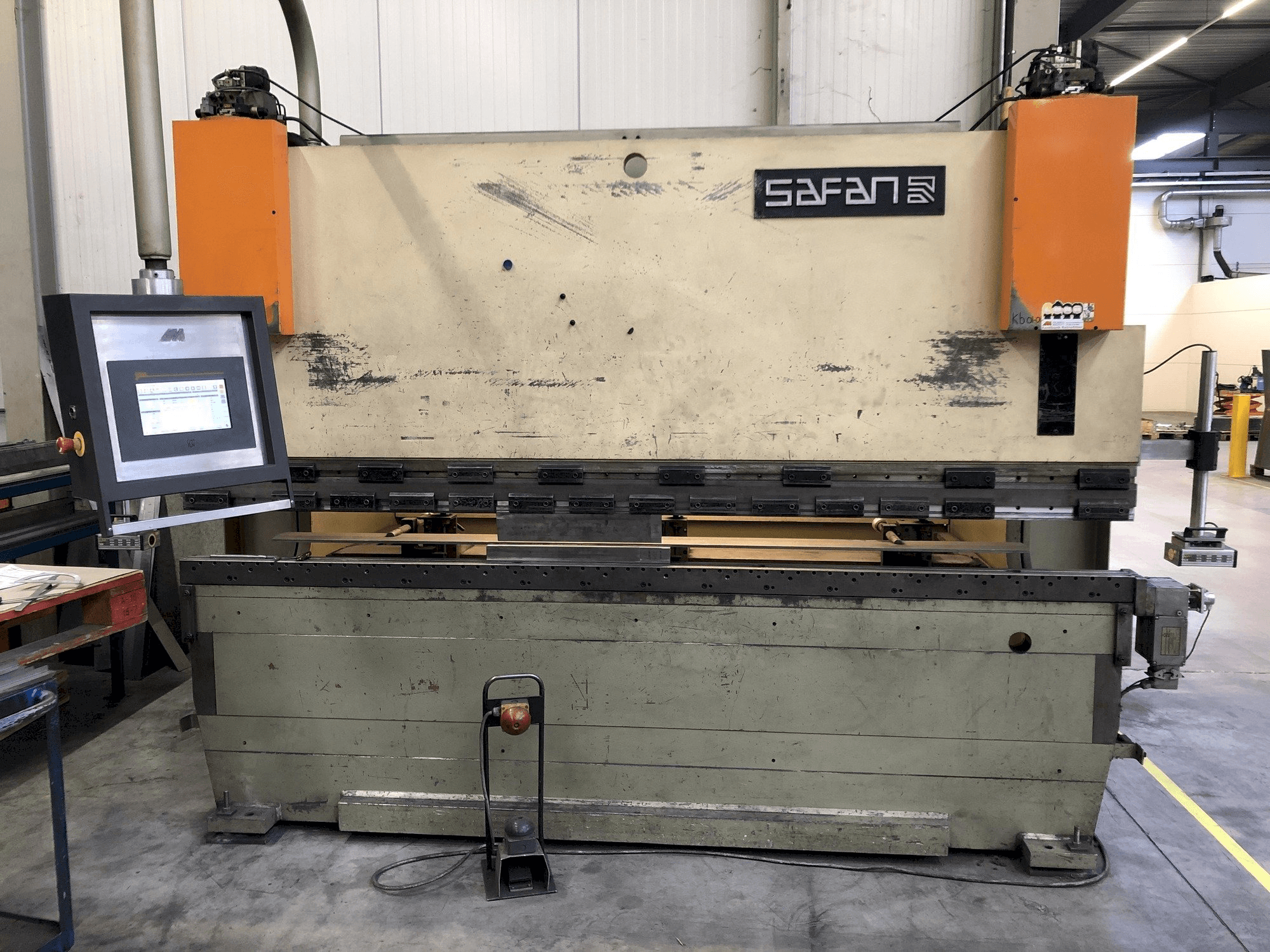 Frontansicht der Safan CNCL 110T Maschine