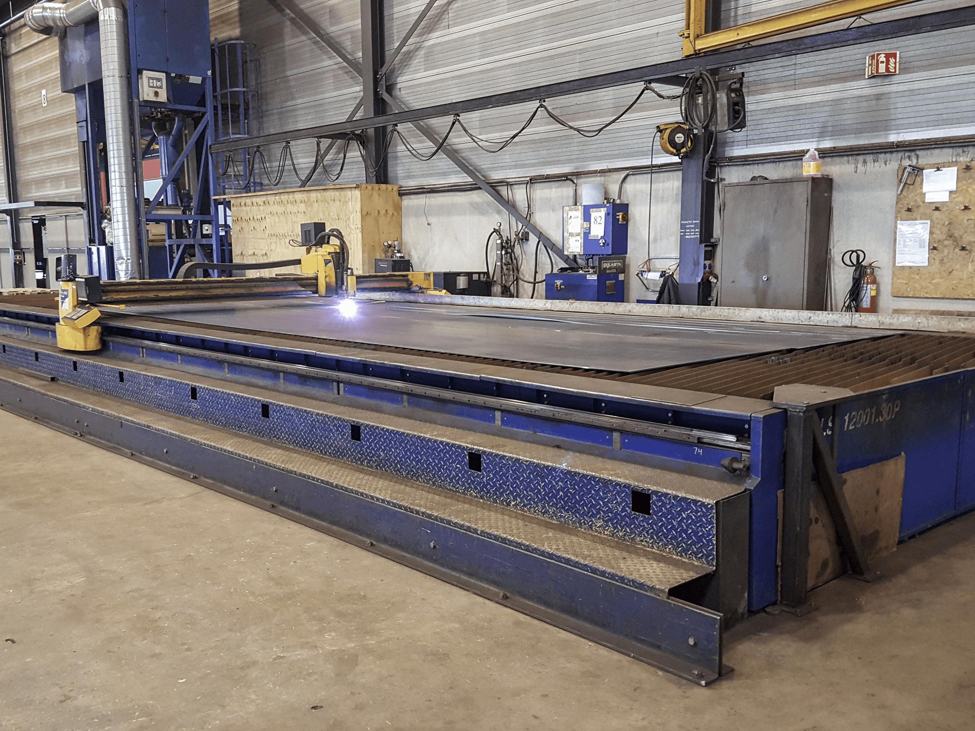 Rechte Ansicht 1 der MicroStep PLS 12001.30 P Maschine