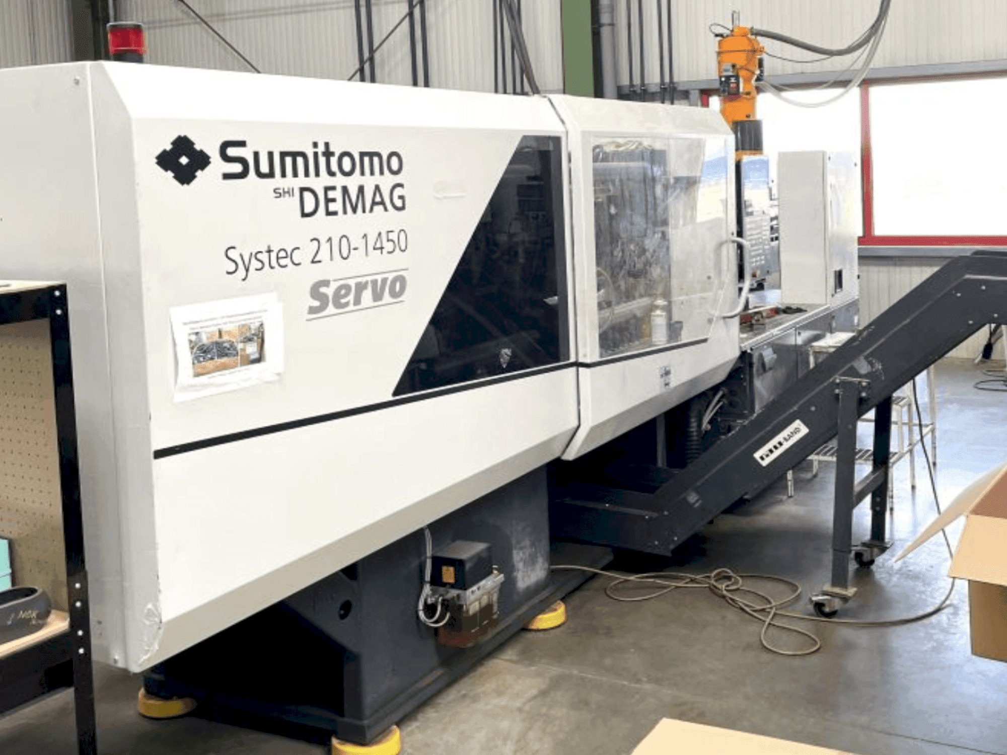 Frontansicht der DEMAG System 210-1450 Maschine