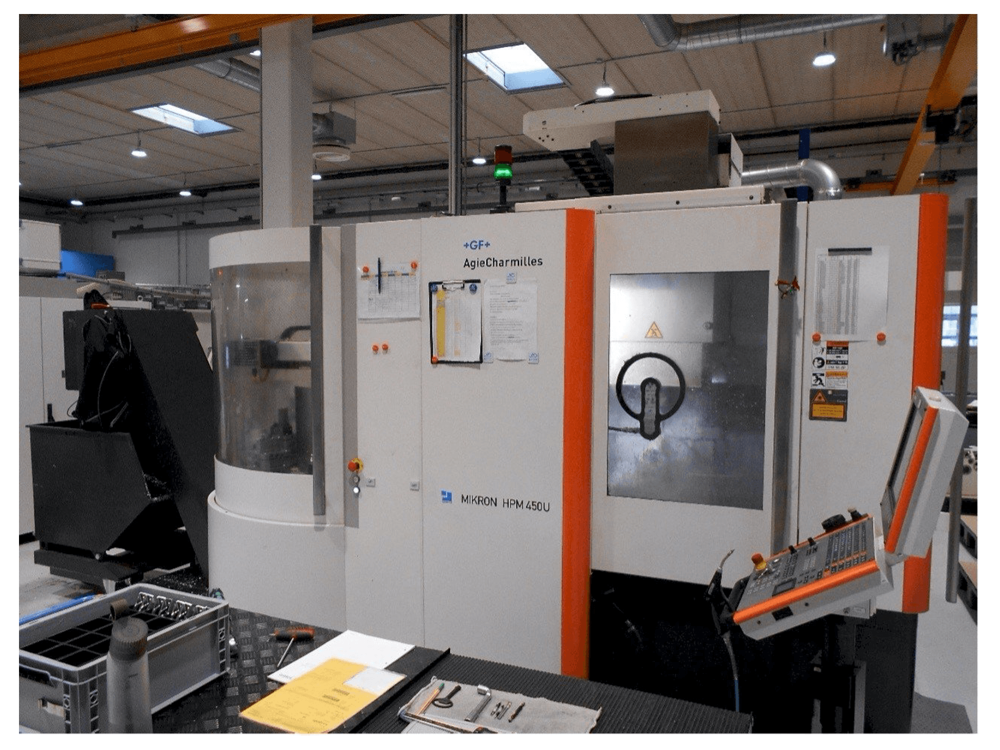 Frontansicht der AgieCharmilles Mikron HPM 450U Maschine