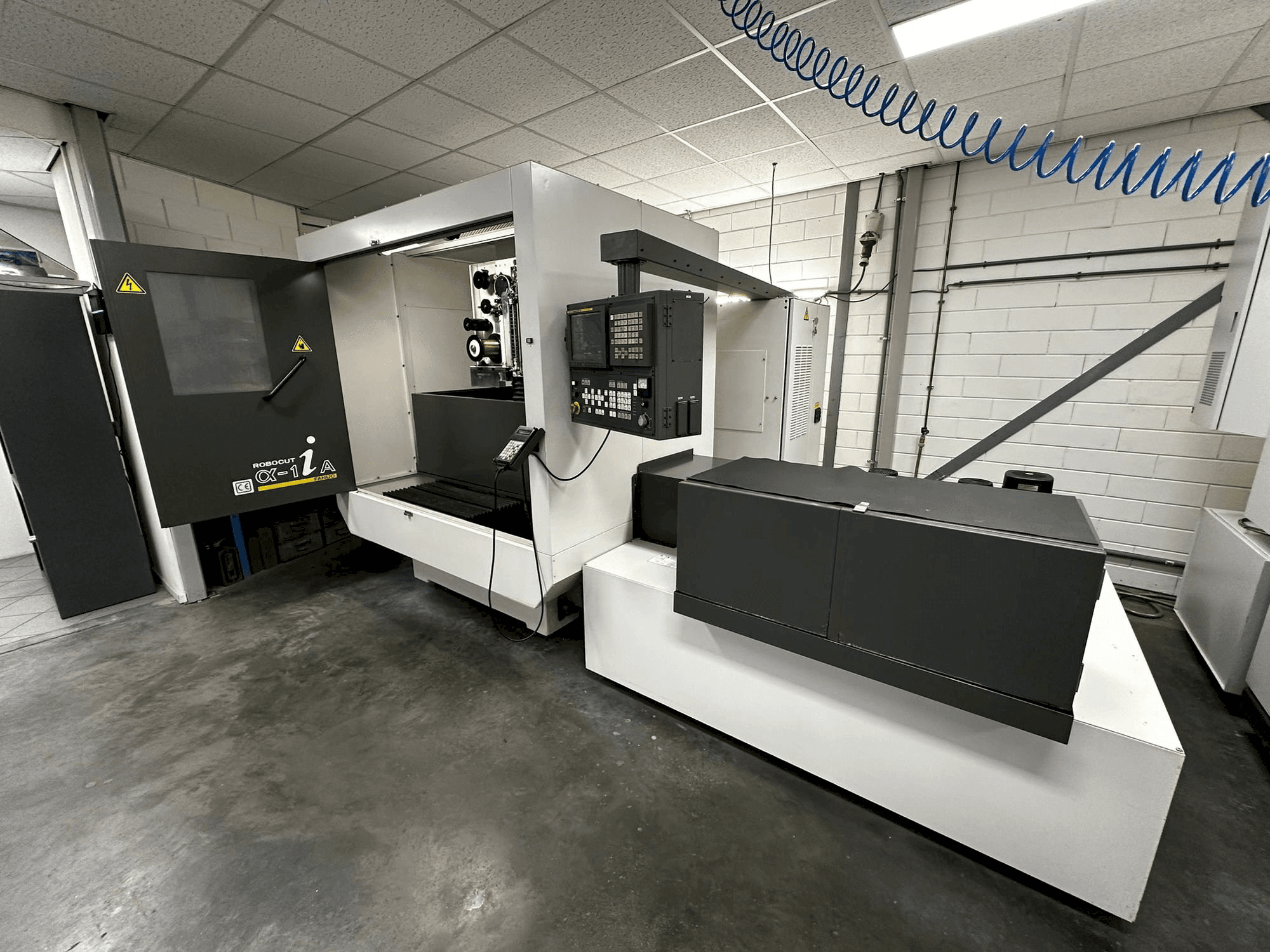 Frontansicht der FANUC Robocut α-1iA Maschine