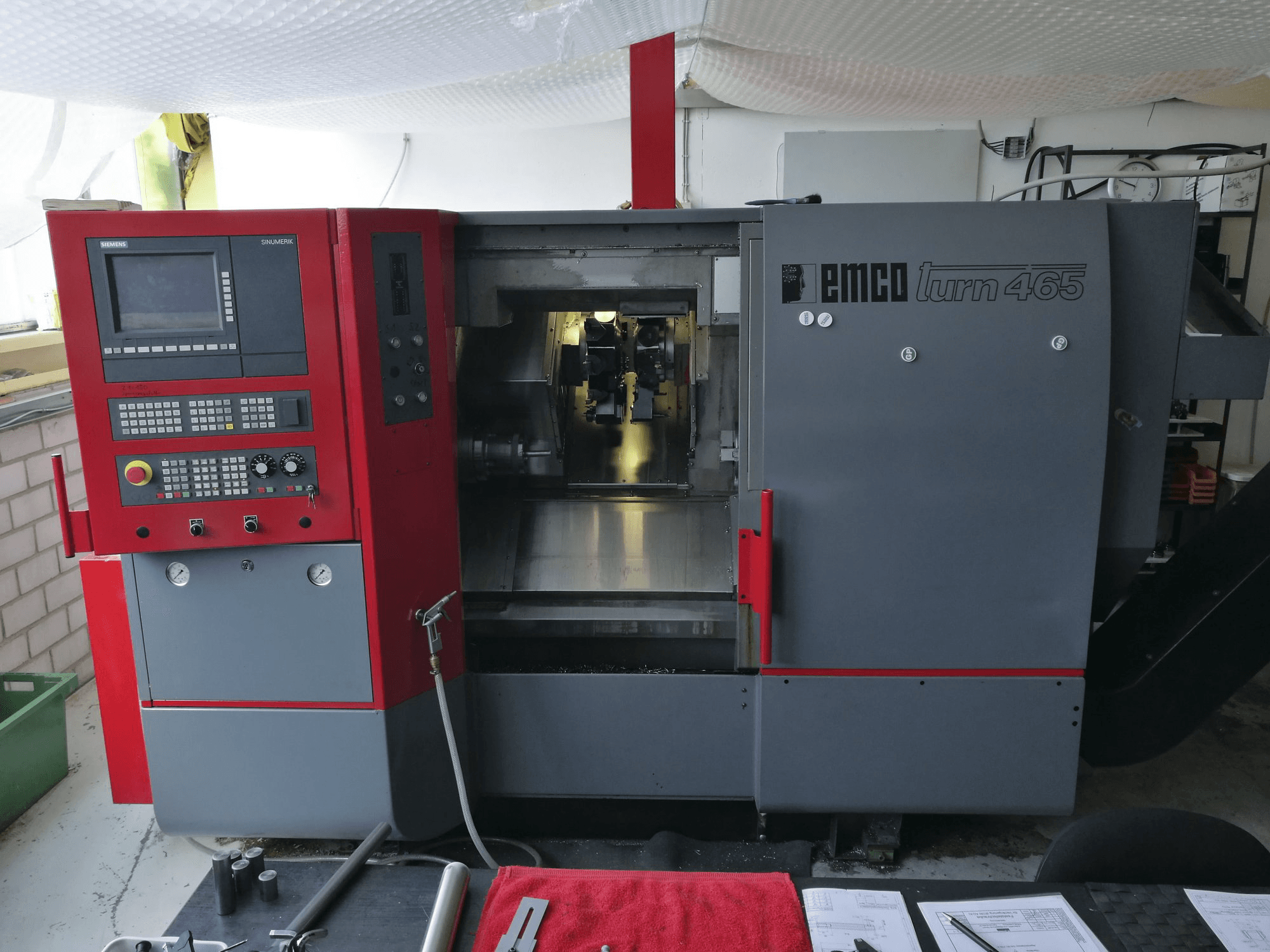 Frontansicht der EMCO EMCOTURN 465 DS Maschine