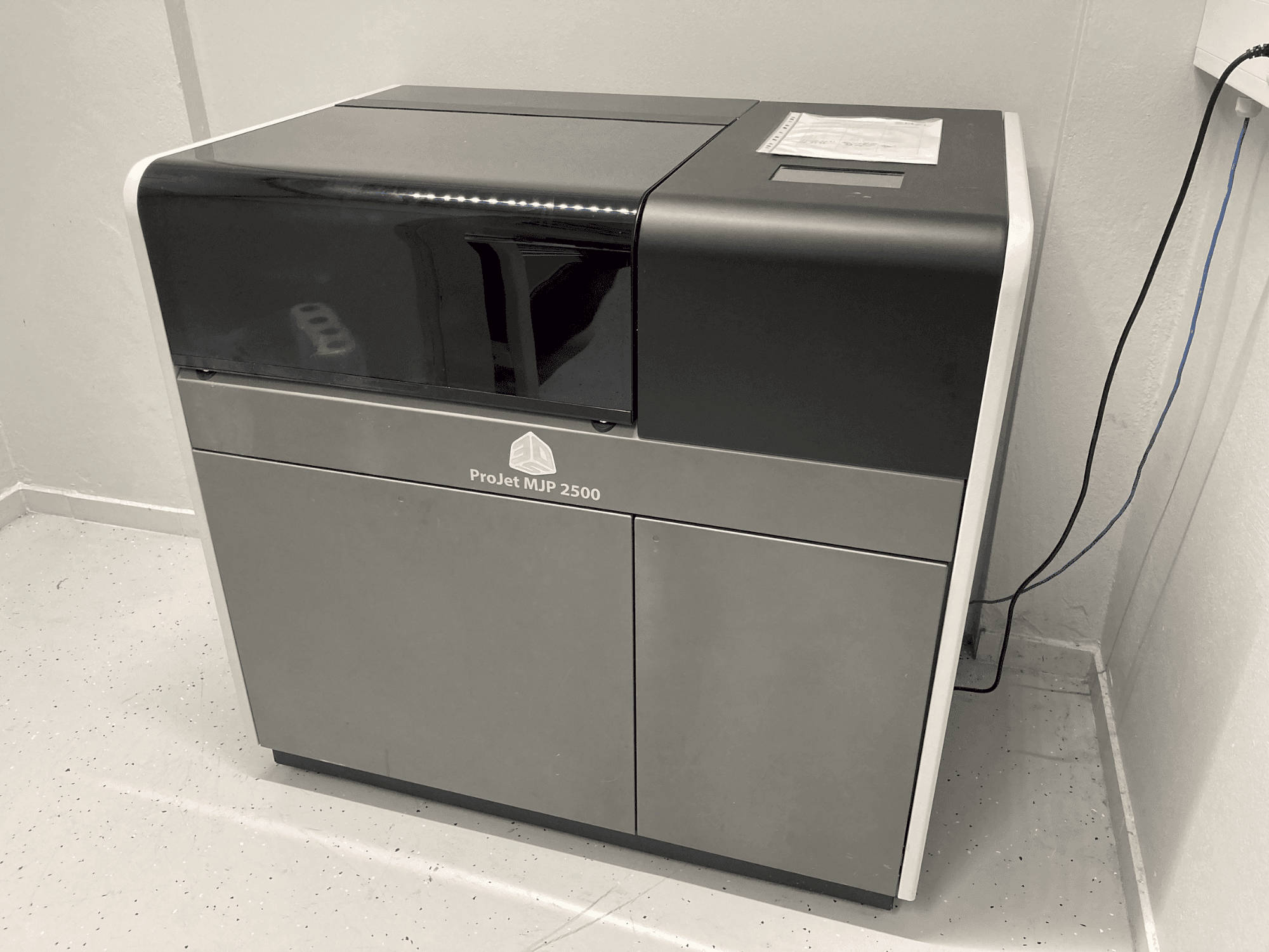 Frontansicht der 3DSYSTEMS Projet 2500 Plus Maschine