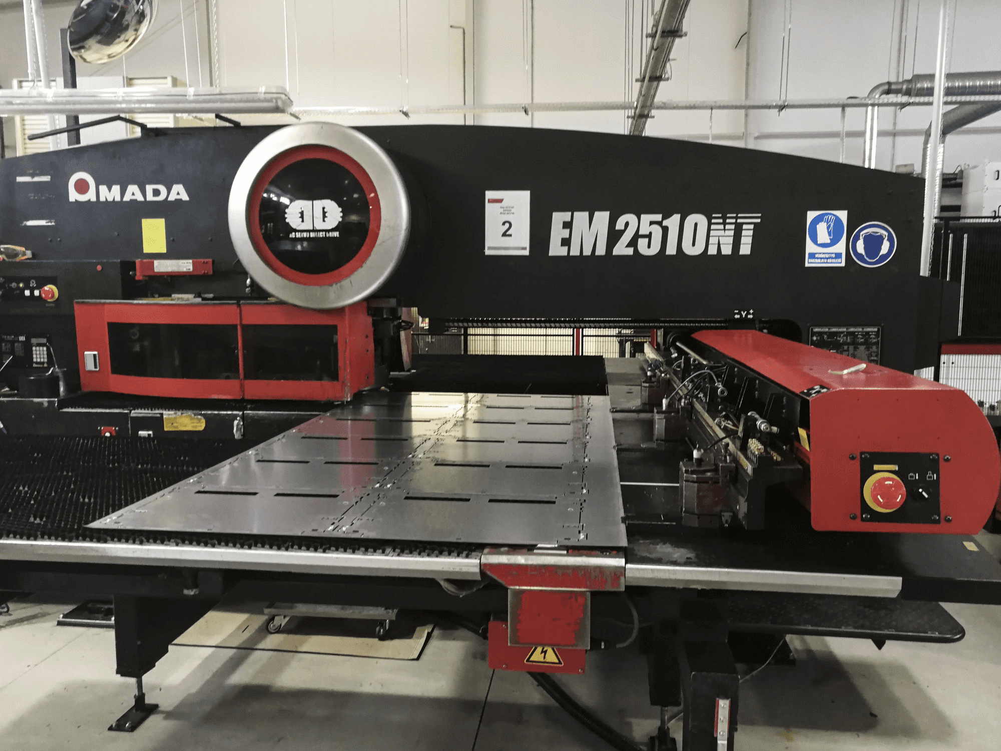 Frontansicht der AMADA EM2510NT Maschine