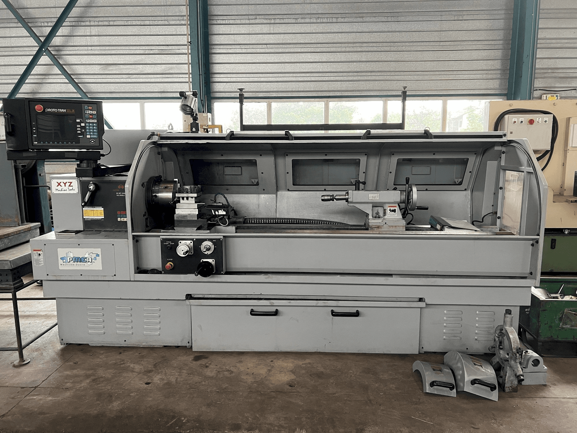 Frontansicht der XYZ PROTURN SLX 425-2M Maschine