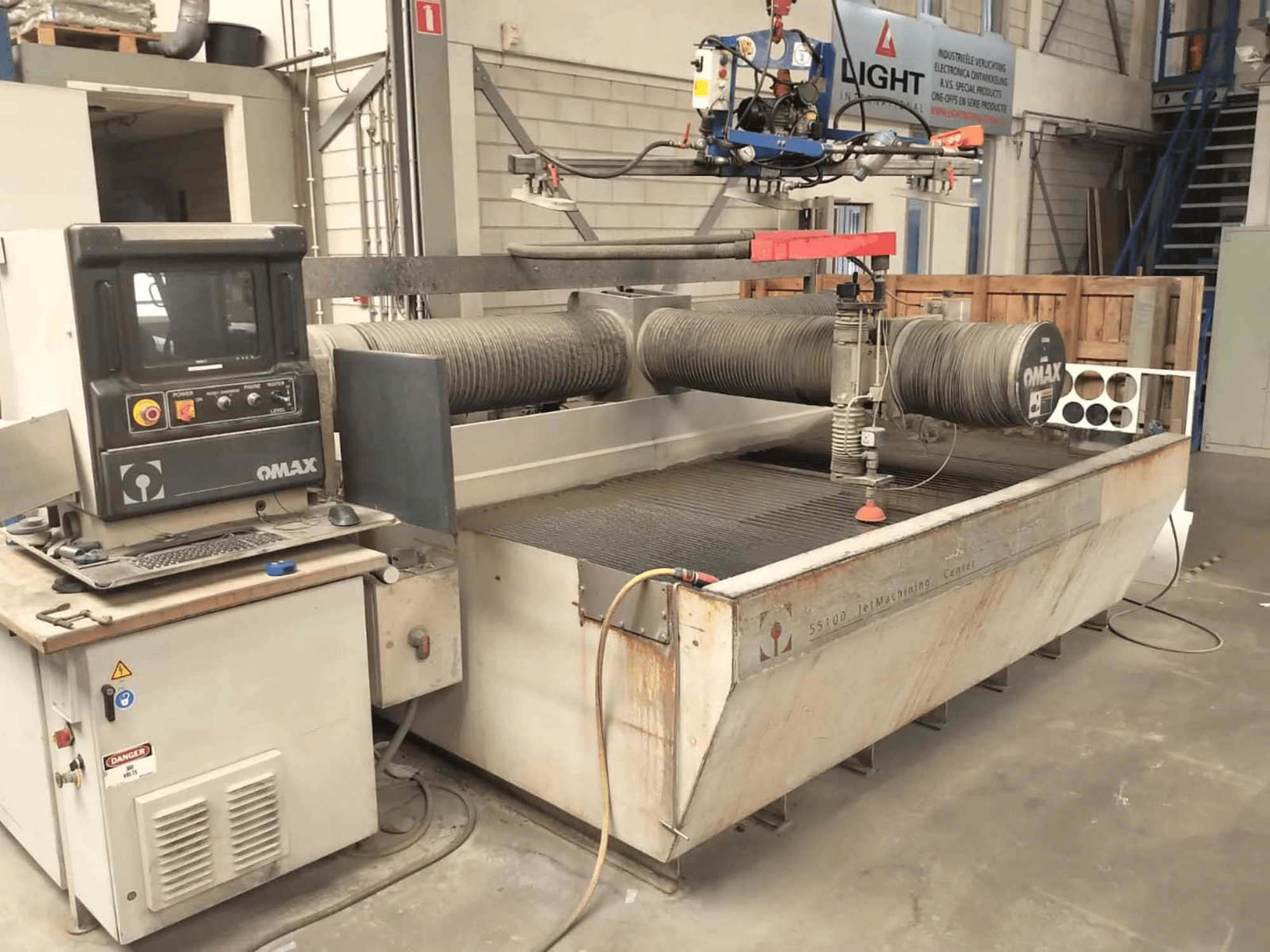 Frontansicht der OMAX 55100 Maschine