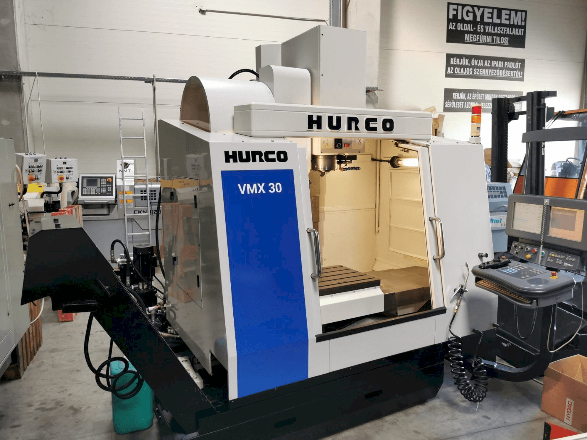 Frontansicht der Hurco VMX30 Maschine