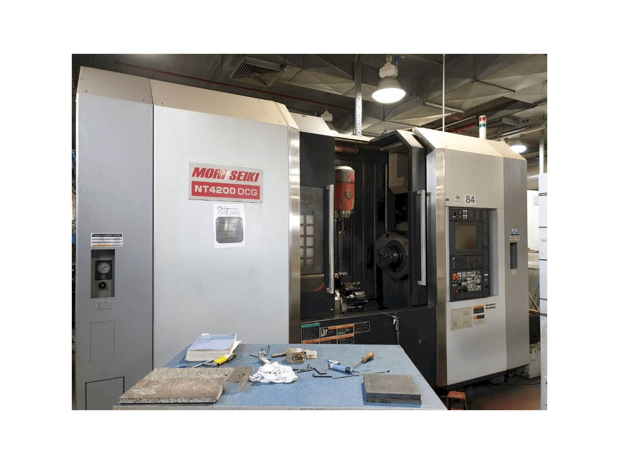 Frontansicht der MORI SEIKI NT4200 DCG Maschine