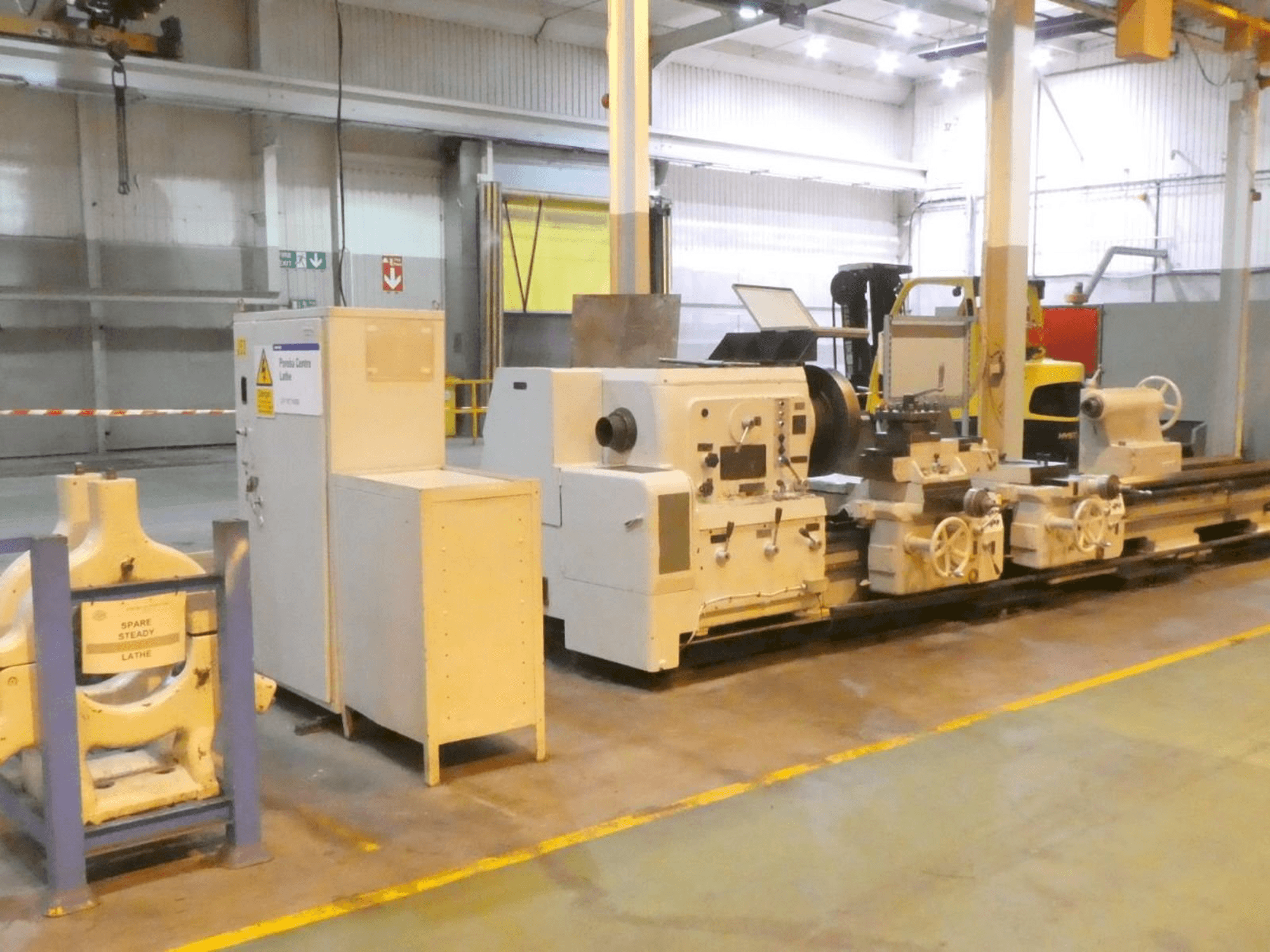 Frontansicht der Poreba TR100B X 4M Maschine