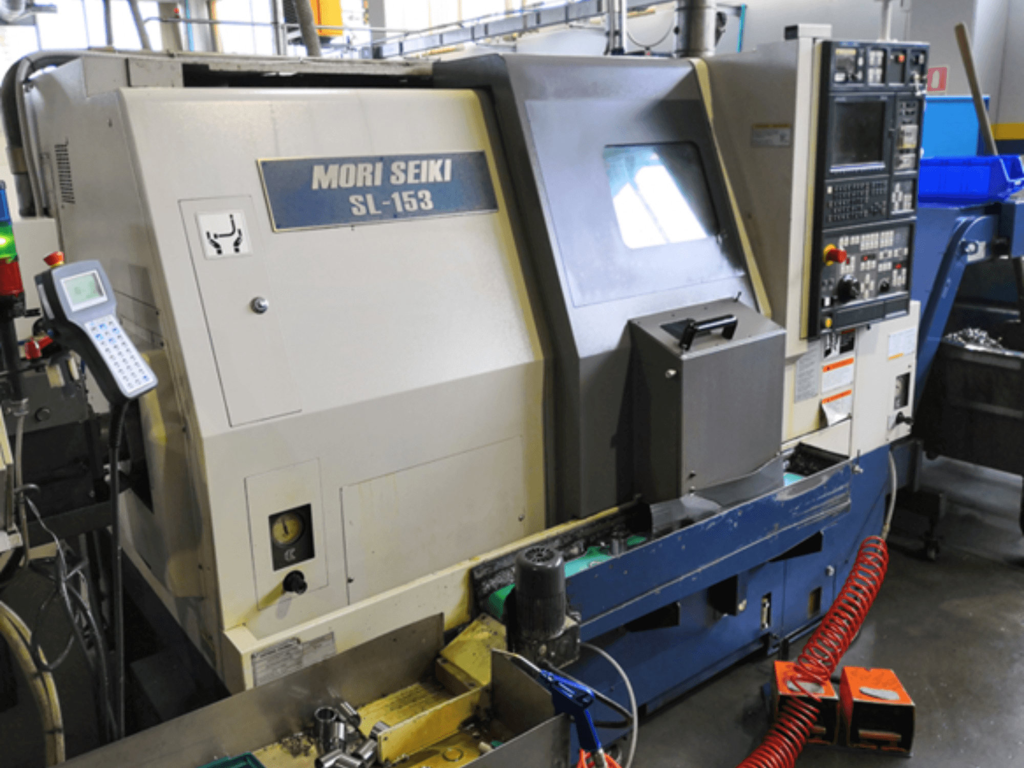 MORI SEIKI SL-153 SMC Horizontal-Drehmaschine, Vorderansicht, mit Bedienfeld und Bedienungselementen.