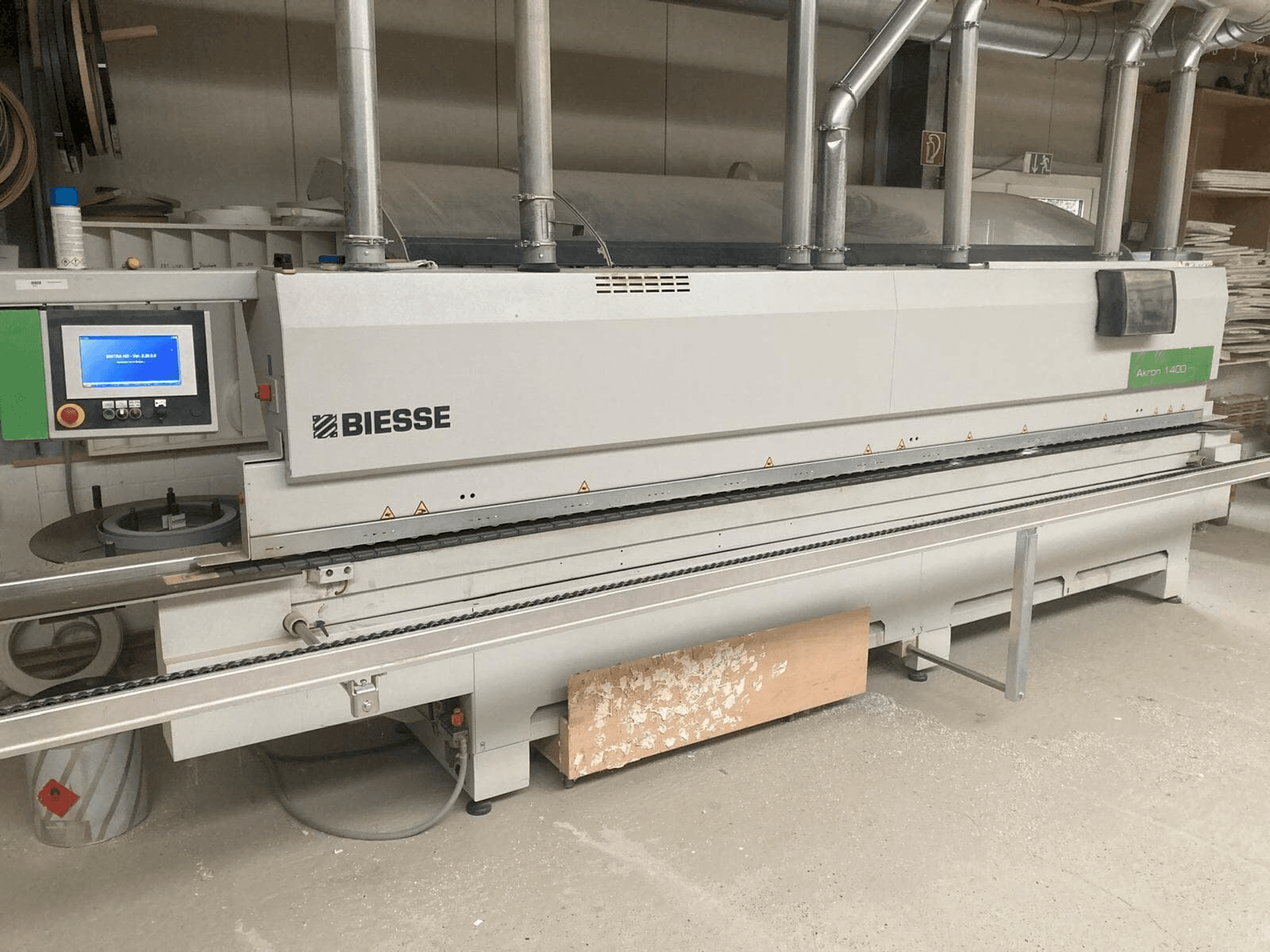 Frontansicht der BIESSE AKRON 1440 Maschine