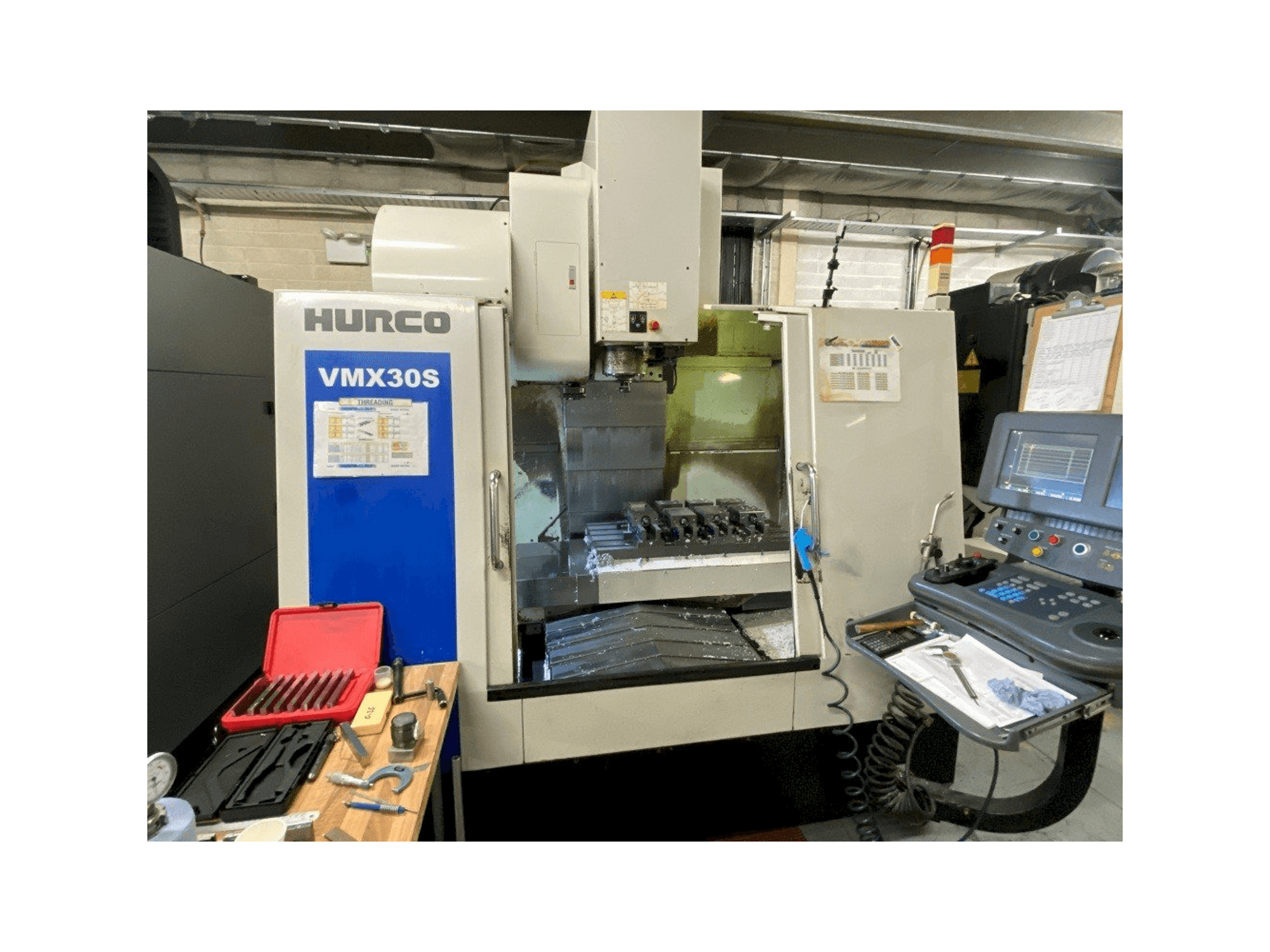 Frontansicht der Hurco VMX30S Maschine