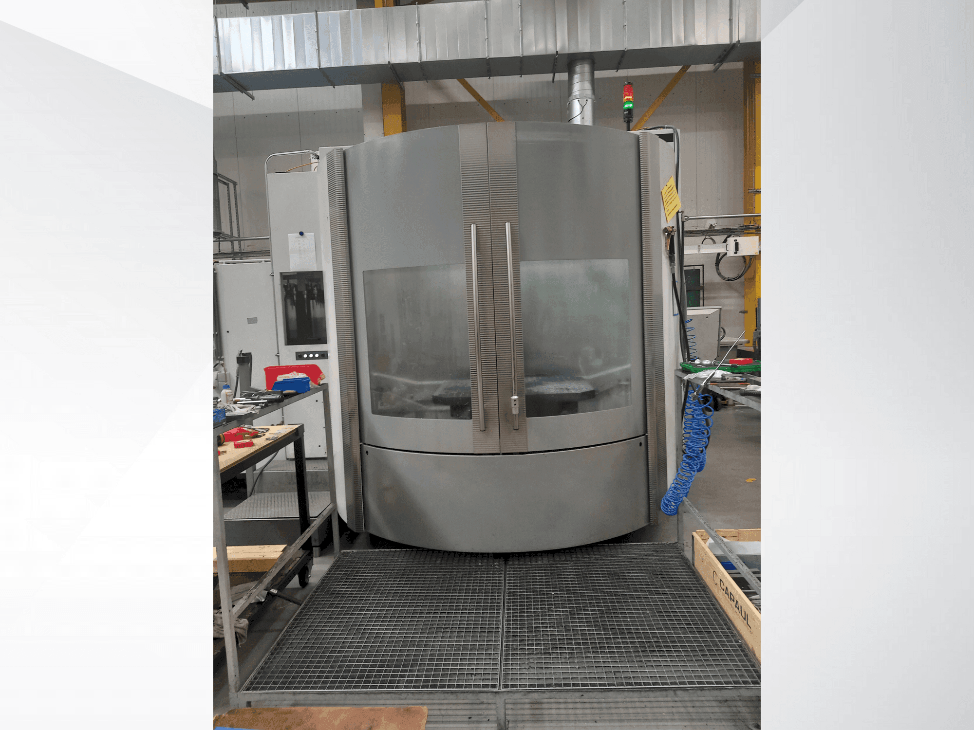 Frontansicht der DMG DECKEL MAHO DMC 125U Maschine