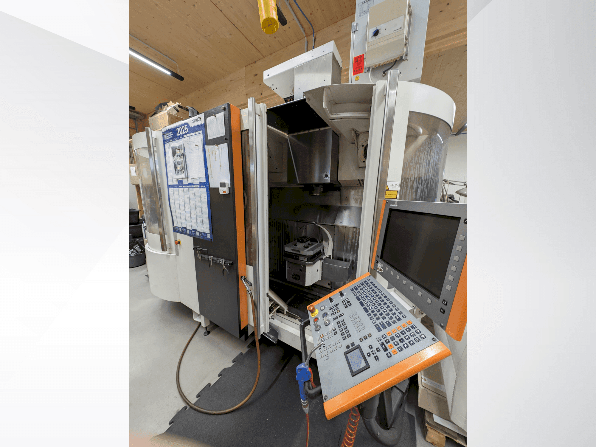 Frontansicht der MIKRON UCP 600 Vario Maschine